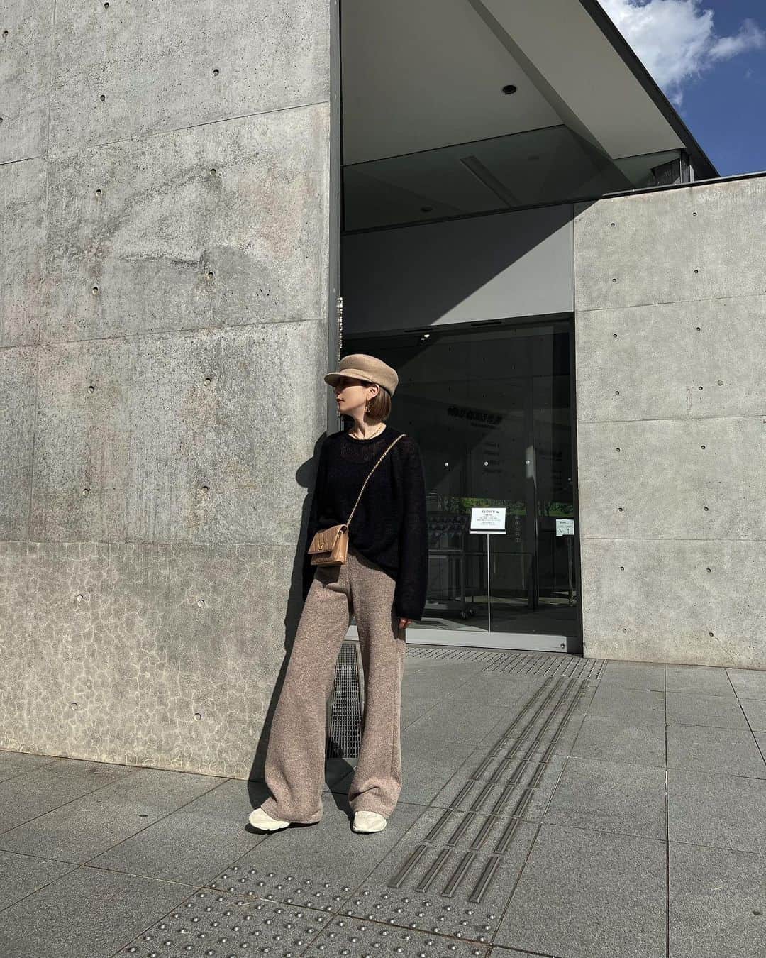 仲村美香のインスタグラム：「20-50%オフセールは本日最終日😭‼️ めちゃめちゃお得な機会なので 是非サイトをチェックして下さい🥲❤️❤️❤️  こちらのキャスケットとパンツも 今日まで20％オフになってます‼️ （ニットはこれから発売の新作🧶）  パンツはブラック完売ですが めちゃめちゃ美脚パンツなので 写真載せときます😍😍😍  楽ちんなのにかなり脚長く見えます🫶 @marque_official」