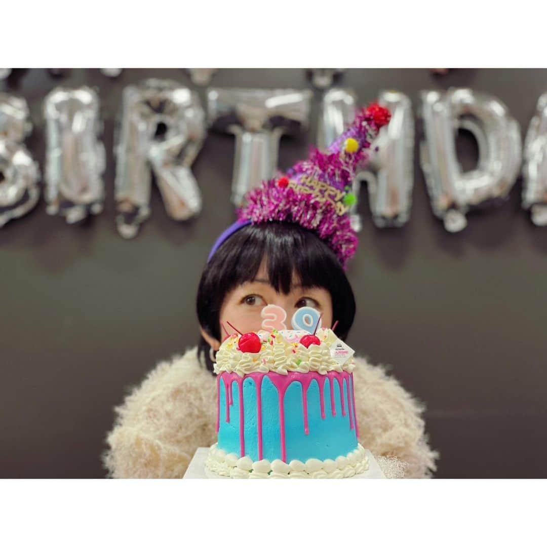 木村カエラさんのインスタグラム写真 - (木村カエラInstagram)「10月24日にお誕生日を迎えました。🎂 39歳になりました。🦋 30代最後の歳。 日付が変わった瞬間からたくさんの人からお祝いメッセージを頂いて、 すっごくすっごく嬉しかったです。 ストリーズにあげさせてもらったり、あげれなかった人もいたけれど、全部見てます。 本当にありがとう😭  当日事務所に行ったら、マネージャーさんたちが飾り付けもしてくれて、スタッフのみんなから、おめでとうをもらいました。 ケーキもとっても可愛いケーキ🍰  39はthank youの年。 来年デビュー20周年を迎えます。 40歳で20周年です。 いい大人になりました。🤣 記念すべき20周年まで、ここまでこれたことへの感謝のを届ける気持ちを忘れずに、駆け抜けて、 20周年は素敵な周年にしたい。  LIVEではたくさんの人とお祝いしたい。 歌を届けたい。 やりたいと思う場所で、LIVEをしたい。 強く願っています。 全てがかないますように、 そのために、 今こうして過ごせていることに感謝をして、 気合い入れて頑張りますので、 みなさま、木村カエラをこれからも よろしくお願い致します。  #HBD #20周年まであと少し  cake: @marinehouse_yourstorycake  可愛いケーキをありがとうございます。 美味しくいただきました🫶」10月25日 9時37分 - kaela_official