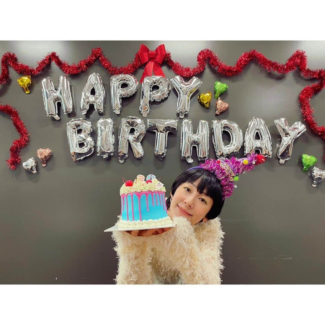 木村カエラさんのインスタグラム写真 - (木村カエラInstagram)「10月24日にお誕生日を迎えました。🎂 39歳になりました。🦋 30代最後の歳。 日付が変わった瞬間からたくさんの人からお祝いメッセージを頂いて、 すっごくすっごく嬉しかったです。 ストリーズにあげさせてもらったり、あげれなかった人もいたけれど、全部見てます。 本当にありがとう😭  当日事務所に行ったら、マネージャーさんたちが飾り付けもしてくれて、スタッフのみんなから、おめでとうをもらいました。 ケーキもとっても可愛いケーキ🍰  39はthank youの年。 来年デビュー20周年を迎えます。 40歳で20周年です。 いい大人になりました。🤣 記念すべき20周年まで、ここまでこれたことへの感謝のを届ける気持ちを忘れずに、駆け抜けて、 20周年は素敵な周年にしたい。  LIVEではたくさんの人とお祝いしたい。 歌を届けたい。 やりたいと思う場所で、LIVEをしたい。 強く願っています。 全てがかないますように、 そのために、 今こうして過ごせていることに感謝をして、 気合い入れて頑張りますので、 みなさま、木村カエラをこれからも よろしくお願い致します。  #HBD #20周年まであと少し  cake: @marinehouse_yourstorycake  可愛いケーキをありがとうございます。 美味しくいただきました🫶」10月25日 9時37分 - kaela_official