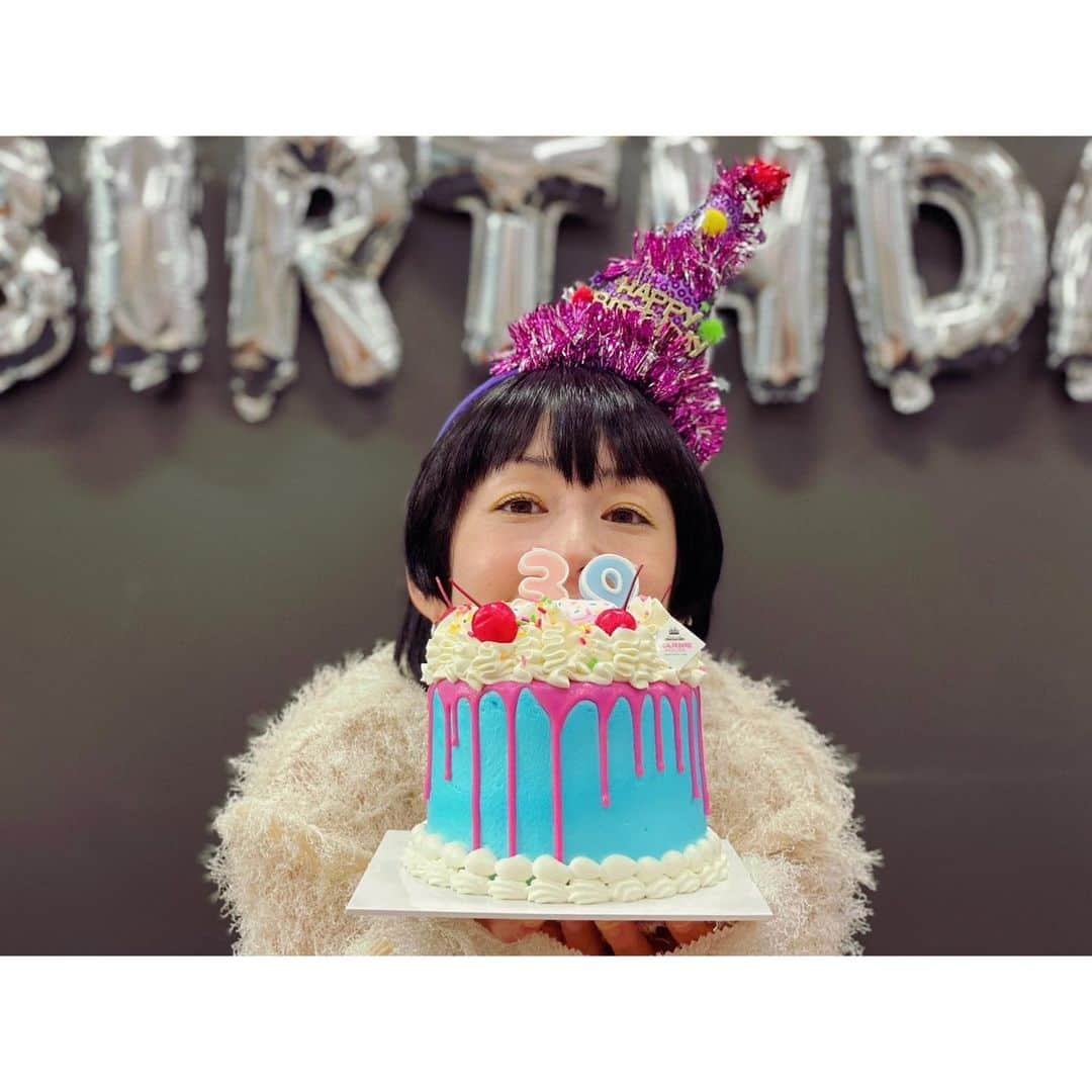 木村カエラさんのインスタグラム写真 - (木村カエラInstagram)「10月24日にお誕生日を迎えました。🎂 39歳になりました。🦋 30代最後の歳。 日付が変わった瞬間からたくさんの人からお祝いメッセージを頂いて、 すっごくすっごく嬉しかったです。 ストリーズにあげさせてもらったり、あげれなかった人もいたけれど、全部見てます。 本当にありがとう😭  当日事務所に行ったら、マネージャーさんたちが飾り付けもしてくれて、スタッフのみんなから、おめでとうをもらいました。 ケーキもとっても可愛いケーキ🍰  39はthank youの年。 来年デビュー20周年を迎えます。 40歳で20周年です。 いい大人になりました。🤣 記念すべき20周年まで、ここまでこれたことへの感謝のを届ける気持ちを忘れずに、駆け抜けて、 20周年は素敵な周年にしたい。  LIVEではたくさんの人とお祝いしたい。 歌を届けたい。 やりたいと思う場所で、LIVEをしたい。 強く願っています。 全てがかないますように、 そのために、 今こうして過ごせていることに感謝をして、 気合い入れて頑張りますので、 みなさま、木村カエラをこれからも よろしくお願い致します。  #HBD #20周年まであと少し  cake: @marinehouse_yourstorycake  可愛いケーキをありがとうございます。 美味しくいただきました🫶」10月25日 9時37分 - kaela_official