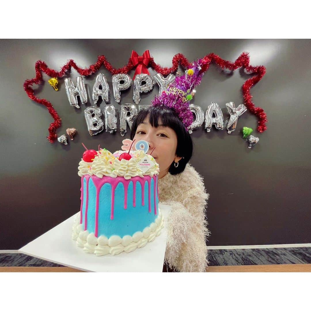 木村カエラさんのインスタグラム写真 - (木村カエラInstagram)「10月24日にお誕生日を迎えました。🎂 39歳になりました。🦋 30代最後の歳。 日付が変わった瞬間からたくさんの人からお祝いメッセージを頂いて、 すっごくすっごく嬉しかったです。 ストリーズにあげさせてもらったり、あげれなかった人もいたけれど、全部見てます。 本当にありがとう😭  当日事務所に行ったら、マネージャーさんたちが飾り付けもしてくれて、スタッフのみんなから、おめでとうをもらいました。 ケーキもとっても可愛いケーキ🍰  39はthank youの年。 来年デビュー20周年を迎えます。 40歳で20周年です。 いい大人になりました。🤣 記念すべき20周年まで、ここまでこれたことへの感謝のを届ける気持ちを忘れずに、駆け抜けて、 20周年は素敵な周年にしたい。  LIVEではたくさんの人とお祝いしたい。 歌を届けたい。 やりたいと思う場所で、LIVEをしたい。 強く願っています。 全てがかないますように、 そのために、 今こうして過ごせていることに感謝をして、 気合い入れて頑張りますので、 みなさま、木村カエラをこれからも よろしくお願い致します。  #HBD #20周年まであと少し  cake: @marinehouse_yourstorycake  可愛いケーキをありがとうございます。 美味しくいただきました🫶」10月25日 9時37分 - kaela_official