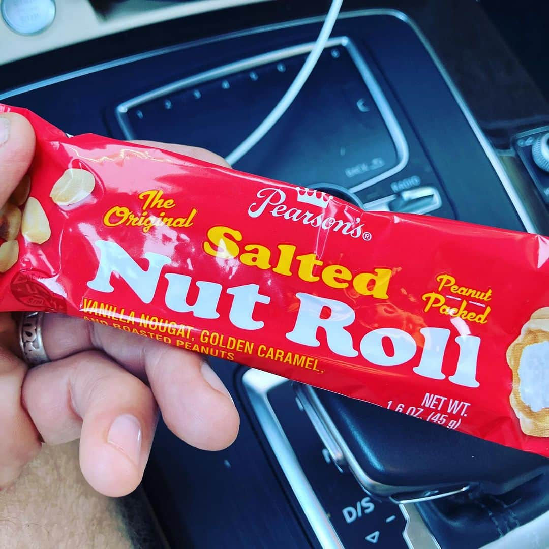 シーマス・デヴァーのインスタグラム：「These are my new obsession. They are delicious and they are only available at the finest neighborhood hardware stores. @salted_nut_roll」