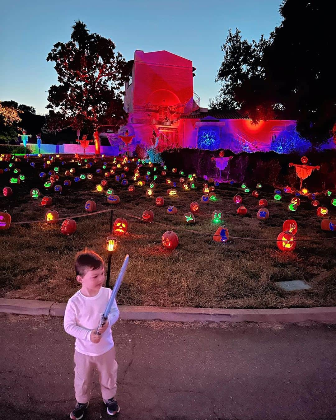 ヒラリー・ローダさんのインスタグラム写真 - (ヒラリー・ローダInstagram)「spooky scary halloween all month long 🎃👻🥰」10月25日 9時40分 - hilaryrhoda