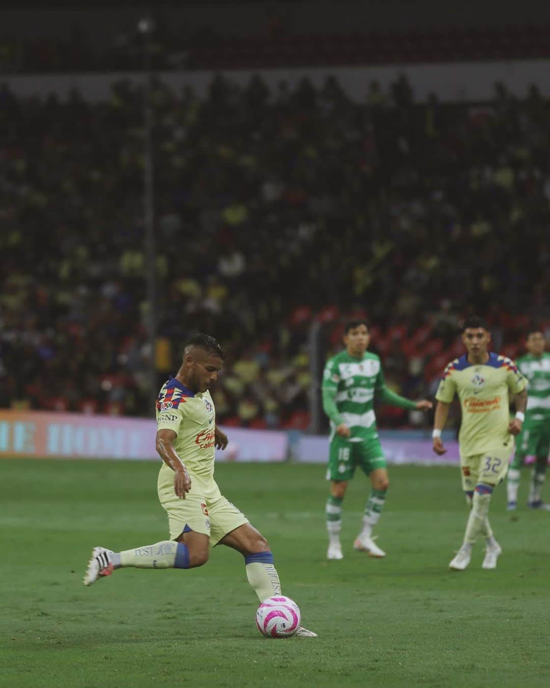 ジョナタン・ドス・サントスさんのインスタグラム写真 - (ジョナタン・ドス・サントスInstagram)「@clubamerica vs @clubsantos  📸 by @aldodecaniz_  🦅 Another win」10月25日 9時41分 - jona2santos