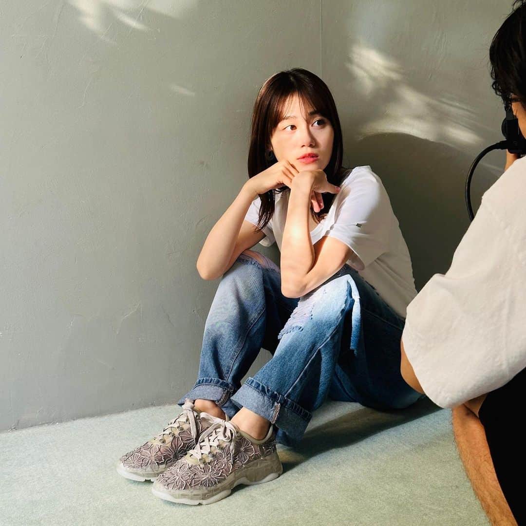 伊藤美来のインスタグラム：「👗  いつも素敵な衣装 ありがとうございます🥹  👖デニムスタイル  スニーカー @randa_pic  👕部屋スタイル  下に着てるタンクトップ @lunangelina_official  ☀️スカートスタイル  ビスチェ・スカート @moyan_ecri_official  🤍宣材  ワンピース @andgeebee_official 靴 @randa_pic  #allyours #宣材写真 #洋服」
