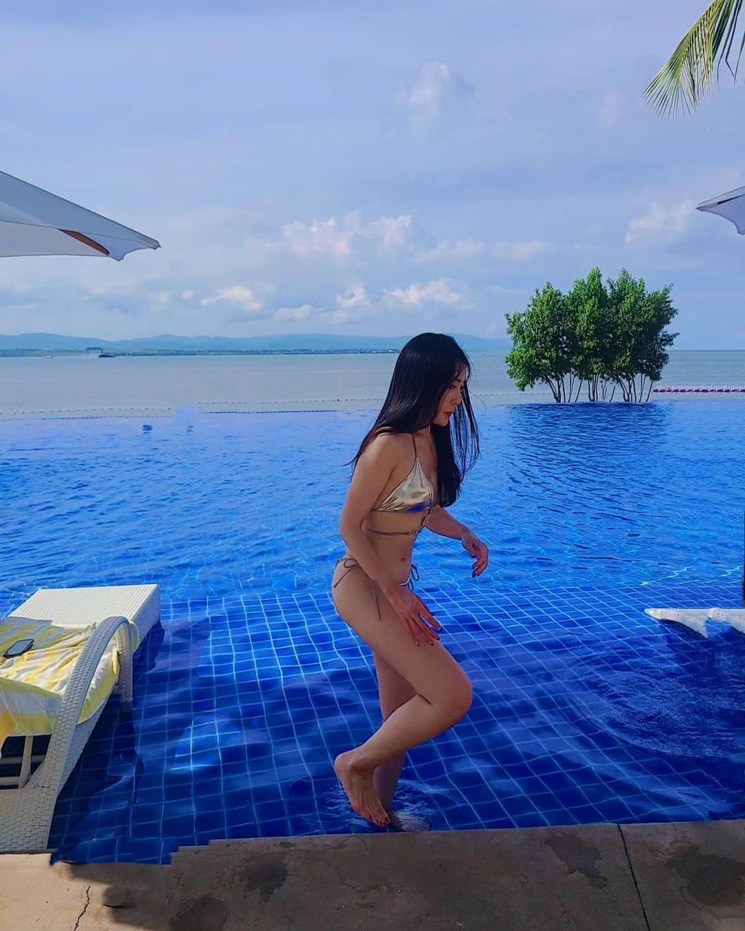 今堀恵理さんのインスタグラム写真 - (今堀恵理Instagram)「デュシタニ　マクタン　セブ　リゾート(DUSIT　THANI　MACTAN　CEBU　RESORT)  @dusitthanimactancebu   タイのデュシタニホテル以来のデュシタニホテル💓 やっぱいいわ～⤴️  ここの海へと繋がるインフィニティープール🏊️ 青空の透き通るブルーのセブの海が最高💕  幸せなセブ島の思い出  水着は @shein_japan SHEIN's 11/11 Big Sale開催  私が一番派手な水着きてた 笑 商品番号 21712440 割引クーポン番号：BFPJP507 割引率：お買い上げ金額1～5,999円まではセール価格より15%OFF、6,000円以上は20%OFFが適用されます 利用期限：〜12月末日  #デュシタニマクタンセブ  #デュシタニ #dusitthani  #dusitthanimactancebu #セブ島語学留学 #セブ島 #cebu  #SHEIN1111sale #SHEINGoodFinds #SHEINforAll  #loveshein  #ad  #saveinstyle」10月25日 9時45分 - eriimahori