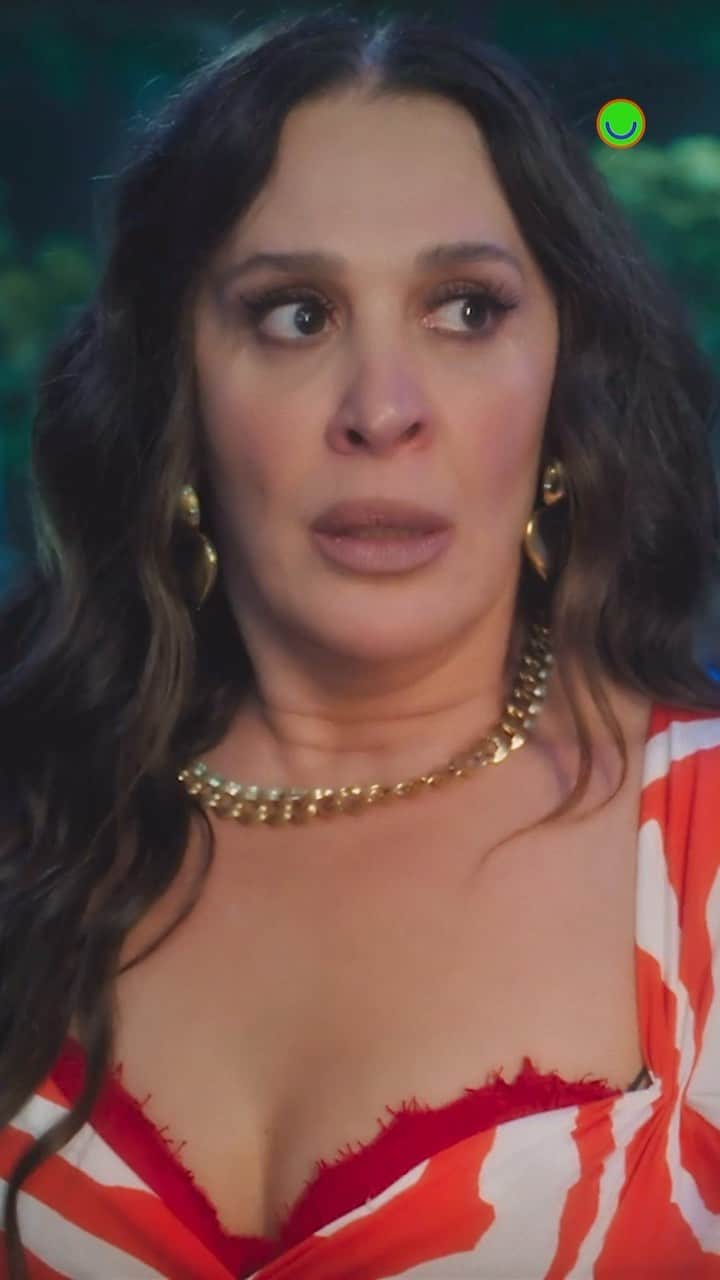 Claudia Raiaのインスタグラム：「#TERRAEPAIXÃO 📺 ELA CHEGOU! 👀 Conheçam Emengarda, a trambiqueira que promete virar Nova Primavera de cabeça pra baixo. 🔥 O que vocês acham que a Emmy vai aprontar, hein?」