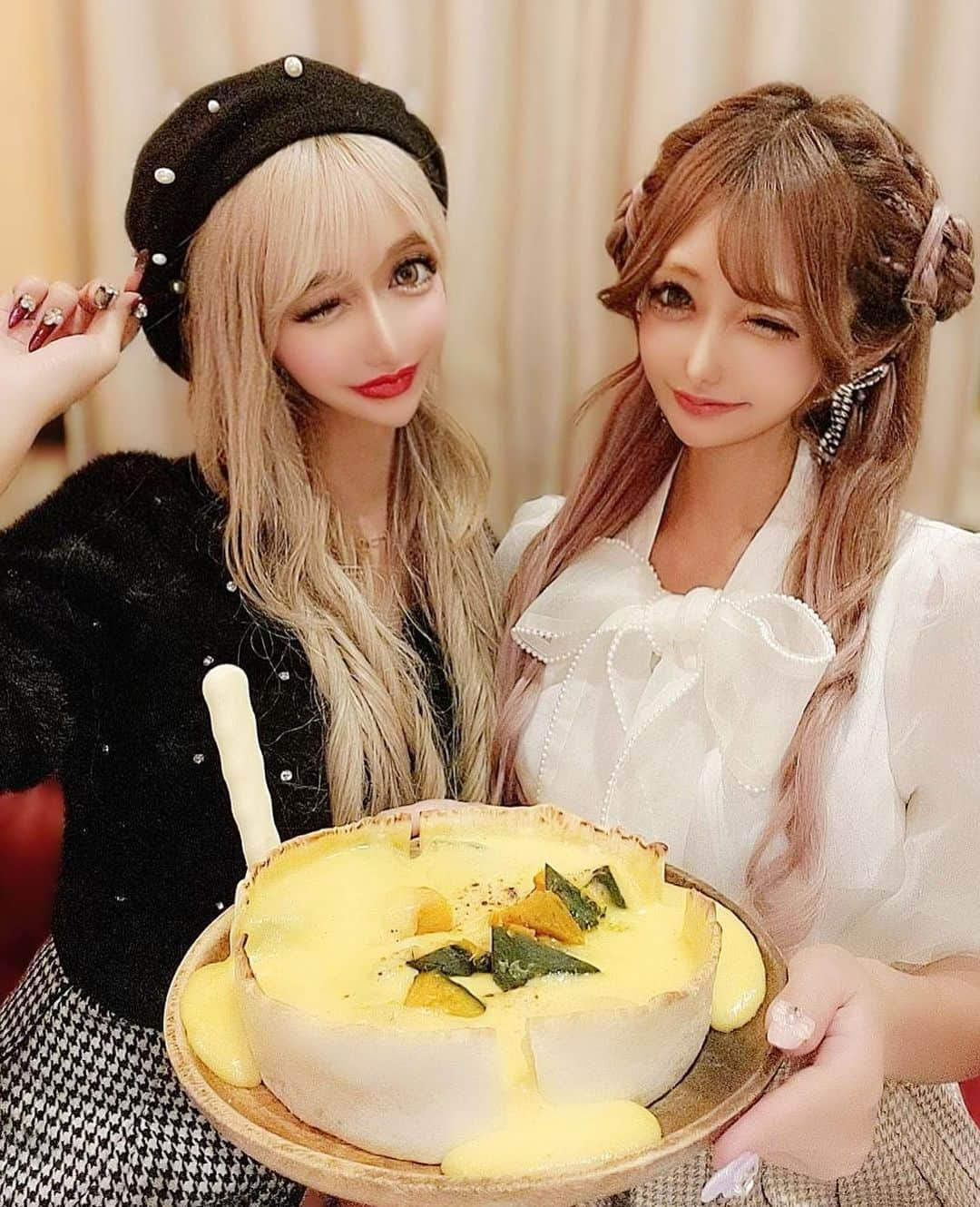 桜咲姫奈のインスタグラム：「🎀ももまるとデート🎀  一緒にパンプキンシカゴピザ 食べに行ったの〜っ(⁎ᴗ͈ˬᴗ͈⁎)♡ チーズとろとろ💓  合わせてないのに 2人とも千鳥のスカート 履いてたっ🫶 白黒ちゃん(*´ч`*)💓  いつも行きたいとこ 付き合ってくれてありがとお💕  #ark2nd  #パンプキンシカゴピザ  #シカゴピザ  #新宿グルメ」