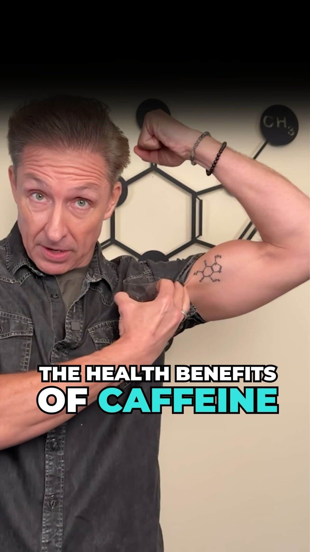 デイヴ・アスプリーのインスタグラム：「Think caffeine is bad for you? Think again. ☕  Coffee is the second most popular beverage in the world (after water), and caffeine is by far the world’s most popular drug.  Coffee has numerous benefits – thanks to the effects of caffeine and other compounds. It makes you sharper, faster, stronger, and more mentally resilient.  Coffee also makes you happier. Caffeine seems to take partial credit, but there’s something else in coffee specifically that promotes happiness: coffee outperforms both tea and pure caffeine in boosting mood, to the point where it significantly decreases risk of depression.  Coffee increases the neurotransmitter dopamine, and specifically dopamine that binds to D2 and D3 receptors, which are involved in mood, feelings of pleasure, and alertness.  So what are you waiting for? Go pour yourself a cup of @dangercoffee. 👈🏼  #daveasprey #coffee #caffeine #biohacking #biohacker #biohacked #coffeebenefits #happiness」