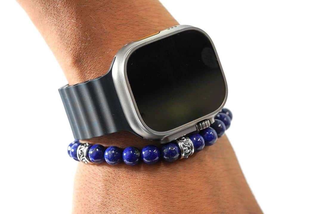 のインスタグラム：「♙ ♜ ♝ ♞ ♛ ♚ 【Stone Bracelet】︎︎︎ ラピスラズリにスクロールデザインのロンデルが組み込まれたブランドらしいビーズブレスレット︎︎︎︎︎︎︎︎︎︎  BR953LL(ラピスラズリ)/¥18,700  #PUERTADELSOL #プエルタ #プエルタデルソル #accessory  #jewelry #ジュエリー #アクセサリー #メンズアクセサリー #madeinjapan  #fashion   #恵比寿 /03-5489-9470 @puertadelsol_official  #大阪 /06-6136-5345  @puertadelsol_osaka」
