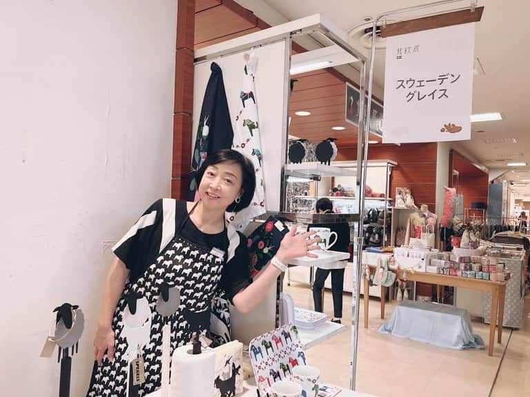 川上麻衣子さんのインスタグラム写真 - (川上麻衣子Instagram)「本日より上野松坂屋6階催事【北欧展】まもなく開店です。今日は朝礼から参加です！swedengraceはエレベーター降りたら目の前です！ 千駄木の店舗はお休みさせていただきます！」10月25日 9時54分 - kawakami.maiko