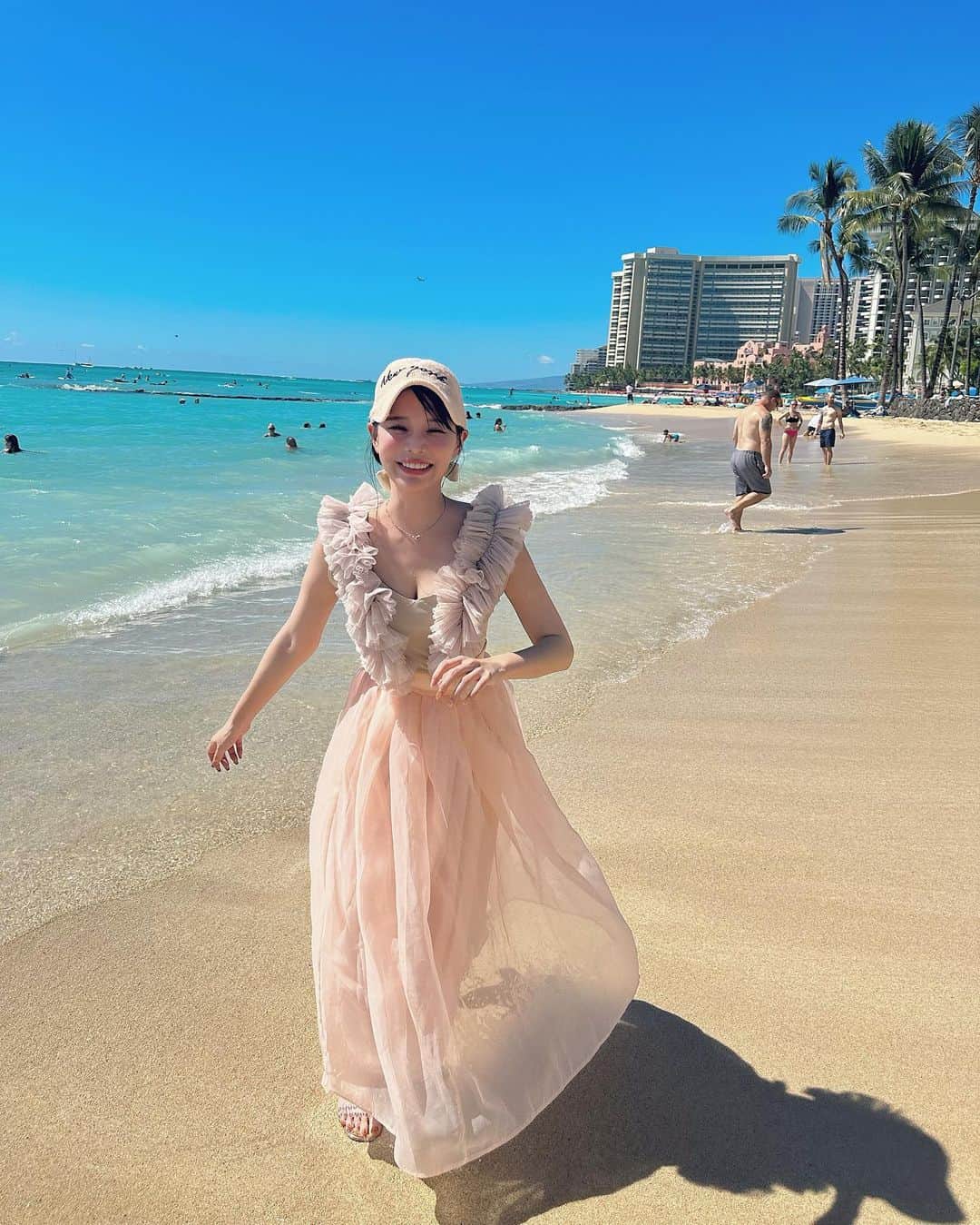 林田沙綾のインスタグラム：「幸せ！幸せ！ 綺麗なものを見るとなんで こんなに幸せな気持ちになるんだろう🥺 自然と笑顔にしてもらえる海がすき🫧 ハワイの人たちは ハワイの海のように広くて大きくてパワーがあって キラキラした人が多くてこの場所がとても気に入った🥺」
