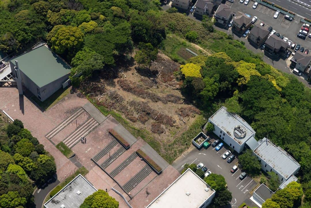 Meiji Gakuin/明治学院大学/明学のインスタグラム：「👷建設中の新校舎を空から👷  2025年秋、横浜キャンパスに完成予定の新校舎。 2023年4月から2023年の9月までの 空から見た工事の進捗をお届けします☁️  少しずつ少しずつ、工事が進んでいます。 新校舎の概要はプロフィール( @mguniv )のURLから チェックしてみてください👀  #明治学院大学 #横浜キャンパス #横浜 #戸塚 #工事 #新校舎 #情報数理学部 #秋学期 #秋学期もがんばろう #明学 #明治学院 #明学人 #勉強 #大学 #授業 #明学生 #メイガク #明学ライフ #大学生活 #キャンパスライフ #mgu #meijigakuinuniversity #meijigakuin #meigaku #photography #photographer」