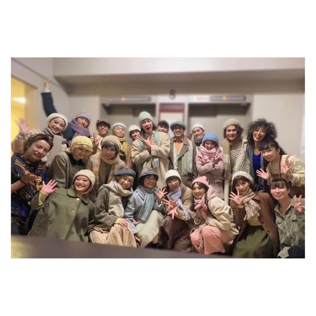 のインスタグラム：「さぁー🍫🏭✨ チョコレート工場もとうとう。とうとう 最終週。  写真はアンサンブルみーーんな＆振り付けのYOSHIEさん、なおさんと📷✨ 開演前の1枚。  お客様の笑顔と、歓声、拍手、笑い声に 心からの感謝を🙏✨  カーテンコールで皆さんが、笑顔でスタンディングしてくださるお姿を見る度に、幸せで 涙が出そうになります🕊️  こんなにも濃すぎる時を共にした仲間。 休演日すら会わないと恋しいなんて！！  さぁ！ 最終週も、濃厚になチョコレート作りに励みます🫡✨🍫🏭🎩  #チャーリーとチョコレート工場  #チャリチョコ  #帝劇」