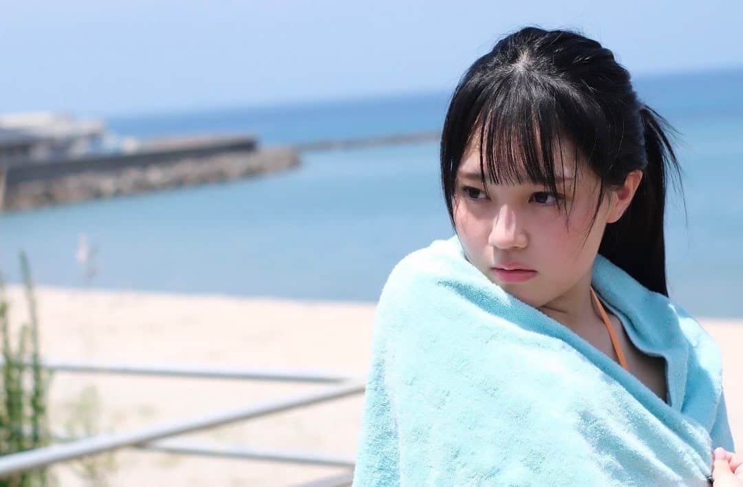 ホリプロ Actorのインスタグラム：「. #鈴原すず ファースト写真集「すずのゆめ」撮影時のオフショットです✨ 「すずのゆめ」（小学館）は10月27日（金）発売❗️  10月29日（日）14:00〜書泉ブックタワーにて発売記念イベントを行います。 19:00〜はオンラインサイン会も行いますので、 皆様ぜひお越しくださいませ❣️  🔸詳細はこちら https://suzu-suzuhara.fanpla.jp/news/detail/17194  #すずのゆめ #鈴原すず1st写真集」