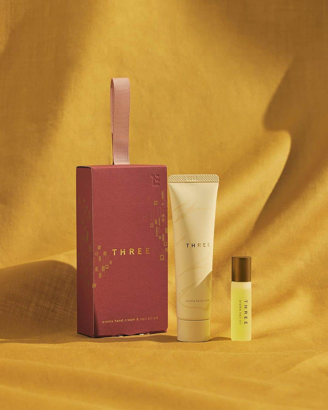 THREEのインスタグラム：「使う度、香る度にポジティブな気持ちへと導く、ハンドクリームとネイルオイルのキット。  THREE アロマハンドクリーム& ネイルオイル キット【限定*】 4,620円（税込）  【発売日】 予約日：2023年11月1日（水） 発売日：2023年11月15日（水）  ほのかなスパイスを感じるあたたかでロマンティックな甘さ、ケアするごとに心を満たす7種の精油が、喜びに包まれるホリデーを盛り上げます。  【キット内容】 ・THREE アロマハンドクリーム AF 30g 自然由来指数99%（ISO16128準拠 水を含む）  ・THREE アロマネイルオイル AF 4.5mL 自然由来指数100%（ISO16128準拠 水を含む）  #threecosmetics #Three2023HolidayMakeupCollection #ホリデーコレクション」