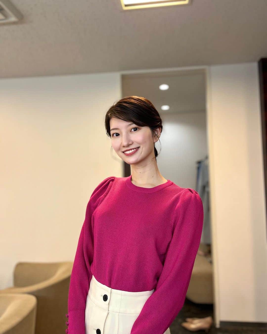 吉村恵里子のインスタグラム：「・ 今日はビビットピンクの衣装で ルンと気分が上がりました」