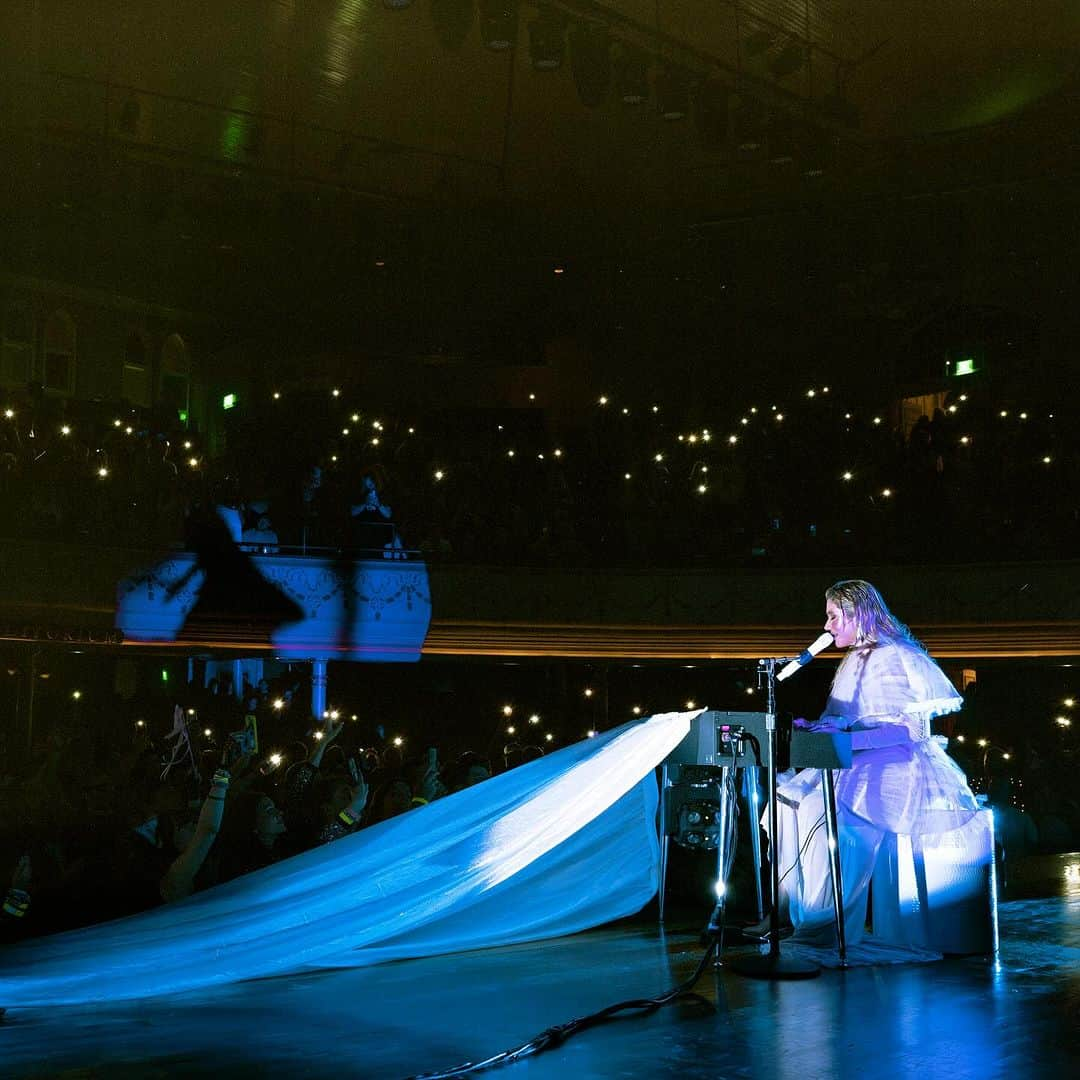 ケシャさんのインスタグラム写真 - (ケシャInstagram)「Tonight this is our church ⁣ So let’s cover it in rainbows 🌈 ⁣ Beyond honored to be at the ryman ⁣ Night 2 let’s GO」10月25日 10時07分 - kesha