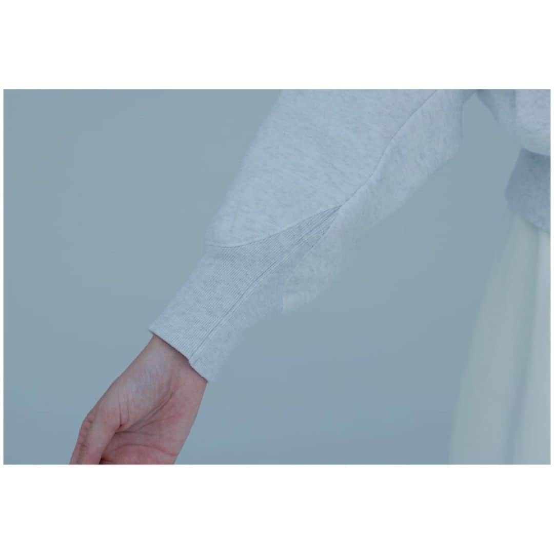 Kanocoさんのインスタグラム写真 - (KanocoInstagram)「【 Cacco 2023A/W 】 ほぼ日さんで予告と販売ページが公開になり、 細かいアイテムの詳細も記載されています✨  『ショート丈ワイドスウェット』の紹介を。 色はホワイト×杢グレー、 サンドベージュ、ネイビーの3色です。 サイズはFサイズの1サイズです。 袖のボリューム感でゆったりな印象ですが、 ショート丈のキリっとしたバランスで、 絶妙にスッキリと見えると思います。 袖口のデザインも実は可愛いんです😏 メンズライクにカッコよく着ても良し、 小物を合わせて可愛いく着ても良し。  こだわりポイントが山ほどあるので、 ぜひほぼ日さんの販売ページより、 詳細ご覧いただけたら嬉しいです。 発売は10/26 am11:00〜です！ よろしくお願いします🦕  #cacco #cacco2023aw」10月25日 10時08分 - kanococo