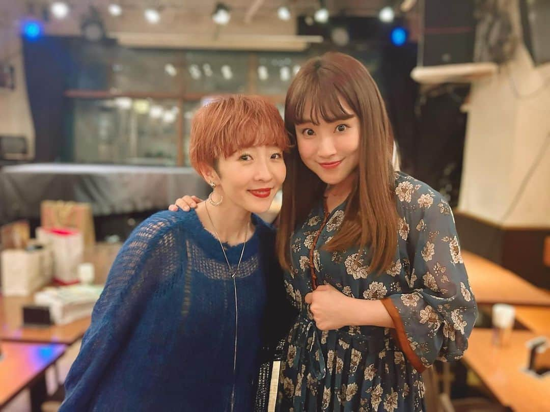 小此木まりさんのインスタグラム写真 - (小此木まりInstagram)「🫶🏻  田畑亜弥ちゃん と 水野貴以ちゃん  2人ともAnnieだぁ^ ^  ひさしぶりに会えて すっごくうれしかった  ♡  #田畑亜弥 ちゃん #水野貴以 ちゃん #幼なじみ #心の友  #かわいい  #ありがとう ！ #❤️」10月25日 10時09分 - mariokonogi