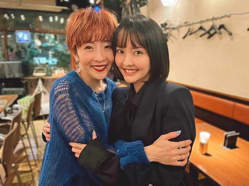 小此木まりのインスタグラム：「🫶🏻  田畑亜弥ちゃん と 水野貴以ちゃん  2人ともAnnieだぁ^ ^  ひさしぶりに会えて すっごくうれしかった  ♡  #田畑亜弥 ちゃん #水野貴以 ちゃん #幼なじみ #心の友  #かわいい  #ありがとう ！ #❤️」