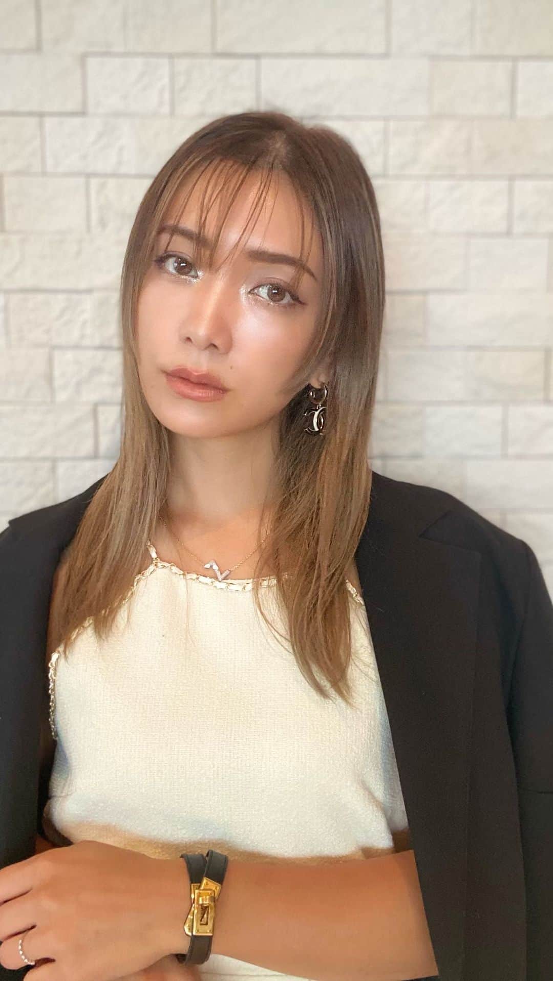 谷口紗耶香のインスタグラム：「コスメ好きさん集まれ〜🌏🫶🏻 "パケ買い"必須の人気コスメブランド 《SHEGLAM》new collection‼️ @sheglam_official  からハロウィンウィークに向けたコスメたちが出たので紹介しようかなぁ🚀  アイシャドウパレットやミニリップのset. マルチに使えるライナー...etc🖌️  ラメグリッターな輝きのシャドウやライナーたちがちょーぜつ可愛いぃ。🧏🏼‍♀️✨　 普段、ブラウン系ばかりになってしまいがちだけど、  シルバー系⛓️グリーン💚ブルー💙系の makeってエッジィでfashionにも合うなって思った！  簡単なkey wordとしては⬇️  ①マットなラメ無しをアイホールに ②目頭か下まぶたにラメを足す  これだけで華やかになるのでぜひ、普段のメイクに取り入れてみて💁🏼‍♀️💙💚🎨  ↓↓↓↓↓↓↓  [使用カラー] ①エイリアンムードパレット アイホール全体にASTEROID→STARBURST の順番でのせていく。 ②まぶたのキワにECLIPSE をのせる。 ③目頭にLIGHTYEAR をのせ輝きをプラス。 ④BLACKHOLEを アイライナーのように細い筆で目頭側と、目尻長めに引いていく。 ⑤クレヨンアイライナー-Milkyway   アンドロメダ(ｼﾙﾊﾞｰのｸﾞﾘｯﾀｰ) を　下まぶた粘膜のキワにひいていく。 ⑥ハイライター LUNAR GLOW を全体的に。 ⑦HI BEAM MATTE LIPSTICK SET 　チョコベージュをselect.  #pr #SHEGLAM #SHEGLAMcollection #sheglamcosmiccomeup #sheglamaliencollection」