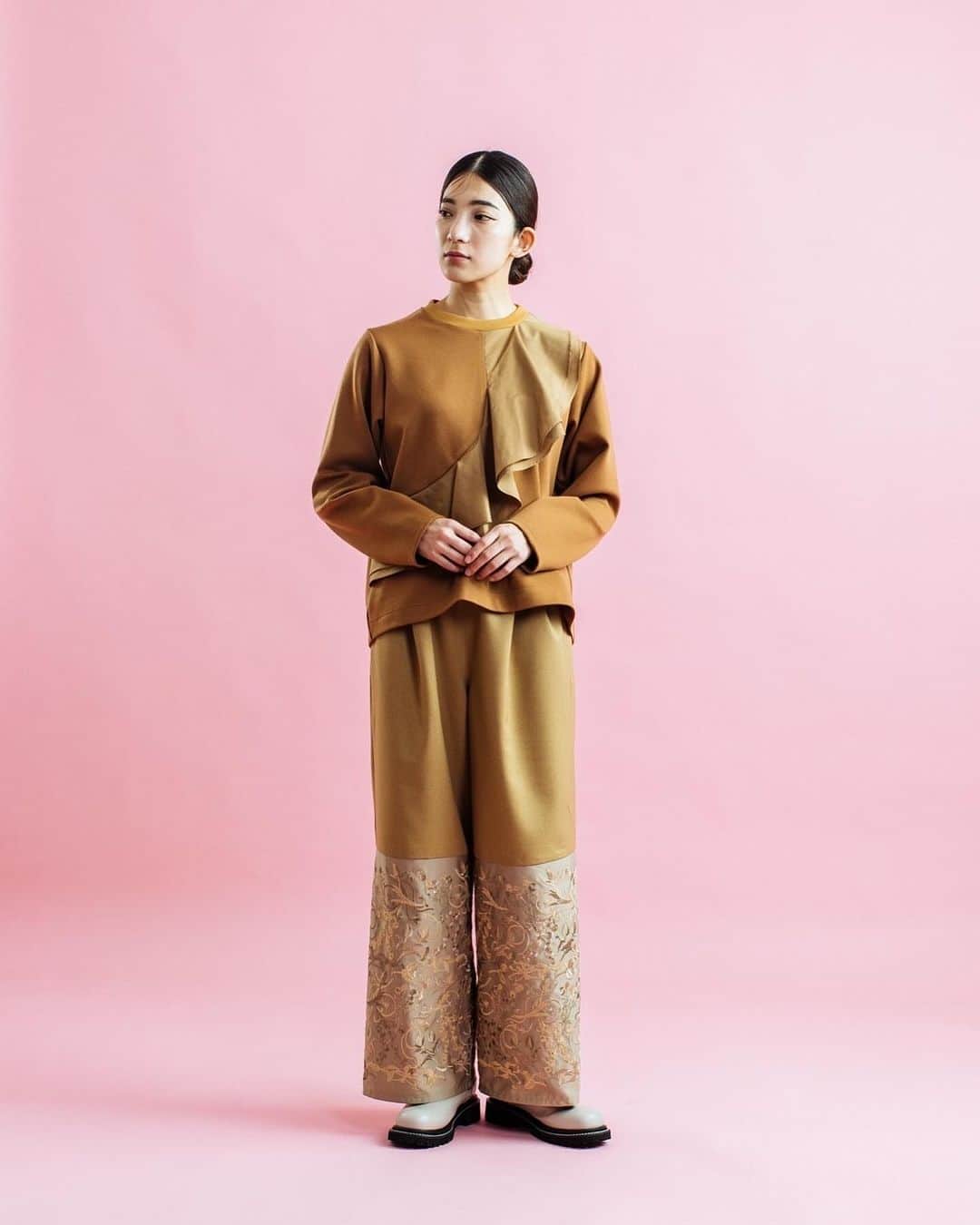 kittleのインスタグラム：「New arrivals  Kittle.original ⁡ ひざ下から裾にかけて贅沢に刺繍の生地を使用しております。 ウエストがオールゴムで紐で調節が可能です。カジュアルにもきれいめにもお使いいただけるパンツです。 裾に向かって少し広がってますが、ひざ下から切替で刺繍生地を使用しているのでメリハリがあります。 ニットやカジュアルにパーカーにも合うので幅がきくワイドパンツです。 ⁡ 【LINE友達追加でオンラインストア限定のお得なクーポンもらえます】 https://lin.ee/Cc44uMv ⁡ #kittle #kittleto ⁡ 【𝗈𝗇𝗅𝗂𝗇𝖾 𝗌𝗍𝗈𝗋𝖾】 𝗁𝗍𝗍𝗉𝗌://𝗄𝗂𝗍𝗍𝗅𝖾𝗍𝗈.𝖼𝗈𝗆 𝖭𝖾𝗐 𝖺𝗋𝗋𝗂𝗏𝖺𝗅𝗌 →𝖤𝗏𝖾𝗋𝗒 𝖥𝗋𝗂𝖽𝖺𝗒 𝖯𝖬𝟩」