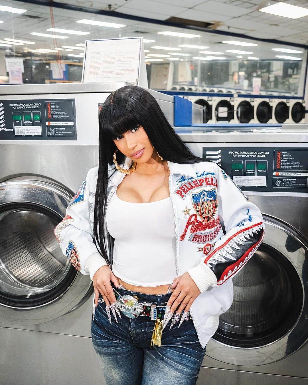 ペレペレのインスタグラム：「When Bronx Royalty meets legendary fashion 🗽👑 • Cardi B & Hennessy put their hometown spin on this iconic look.  #PellePelle」