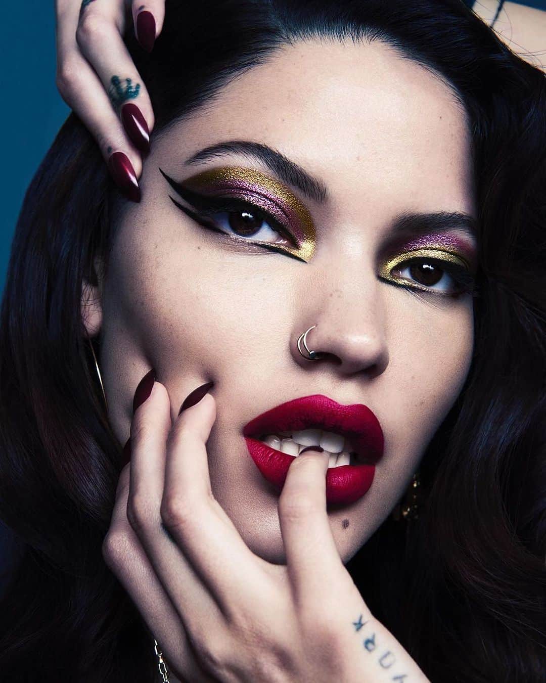 パット・マグラスのインスタグラム：「MESMERIZING MAXINE⚡⚡⚡STUN and SLAY in couture colours and tempting textures like the stunning @maxineashley in Mothership III: Subversive, Perma Precision Liquid Eyeliner & MatteTrance™ Lipstick in ‘FULL PANIC’. ⚡⚡⚡ Shop NOW at PATMcGRATH.COM.   Photography by #DesireeMattsson  ⭐️STARRING⭐️  EYES Mothership III: Subversive ‘GIGABYTE’ ‘NIGHT CREATURE’ Perma Precision Liquid Eyeliner ‘XTREME BLACK’  LIPS MatteTrance™ Lipstick ‘FULL PANIC’」