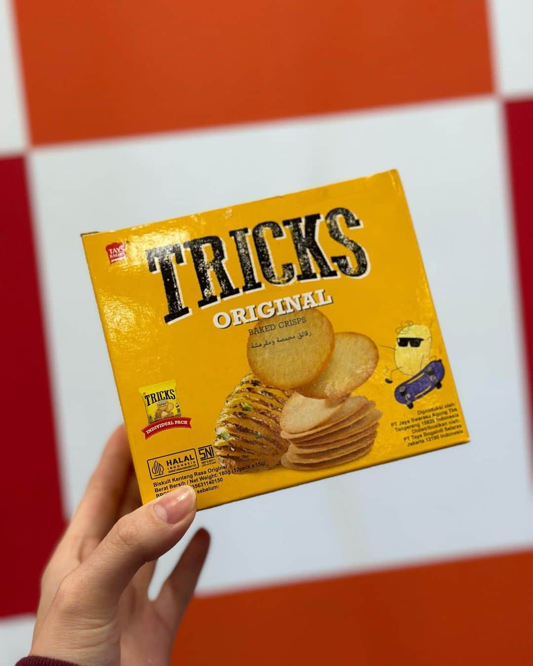 白井佑奈さんのインスタグラム写真 - (白井佑奈Instagram)「🍴  インドネシアのお菓子『TRICKS』( @tricks_japan )が日本上陸🇯🇵😳    今回はインドネシアのヒット製品を作るお菓子メーカーTAYS BAKERSさんとミクシオホールディングス株式会社様の記者会見に参加させて頂きました🎉    *☼*―――――*☼*―――――*☼*  頂いたもの ＊TRICKS KIMCHI  ＊TRICKS ORIGINAL  ＊TRICKS ASIAN BBQ  *☼*―――――*☼*―――――*☼*    「TRICKS」はハラル認証もしていてイスラム教の人でも食べられるお菓子❣️    既にインドネシアでは有名なお菓子なんだって😳知らなかった〜！      このお菓子の1番伝えたい特徴は『ノンフライ』ってこと✨    普通のポテチは揚げてるよね？  でもこれは焼いてるお菓子なの😳    だから罪悪感なくダイエットのときにオススメすぎるお菓子💗💗    軽めの食感で、なんとカロリーは17kcal！(1枚あたり)      ジャガイモもインドネシア産のもので、オーガニックなものを使っているから身体にも優しいのが嬉しい✨      オリジナル、キムチ、アジアンBBQを食べたけど、オリジナルの味が塩味に近くて私は1番好きだったかな🥳    2024年1月販売予定🤭💗    販売が楽しみだなぁぁぁ！     ＊＊＊＊＊＊＊＊＊＊  お仕事依頼はDMへ💌💭 ＊＊＊＊＊＊＊＊＊＊    プロフィールリンクはこちら👉 @yuna_smile0130      #トリックス日本上陸#ミクシオ#海外のお菓子#ポテトチップス#ベイクドチップス#クリスピー#ヘルシーなお菓子#ダイエットお菓子#ノンフライ#ノンフライチップス#カロリーオフ #pr#TRICKS」10月25日 19時00分 - yuna_smile0130