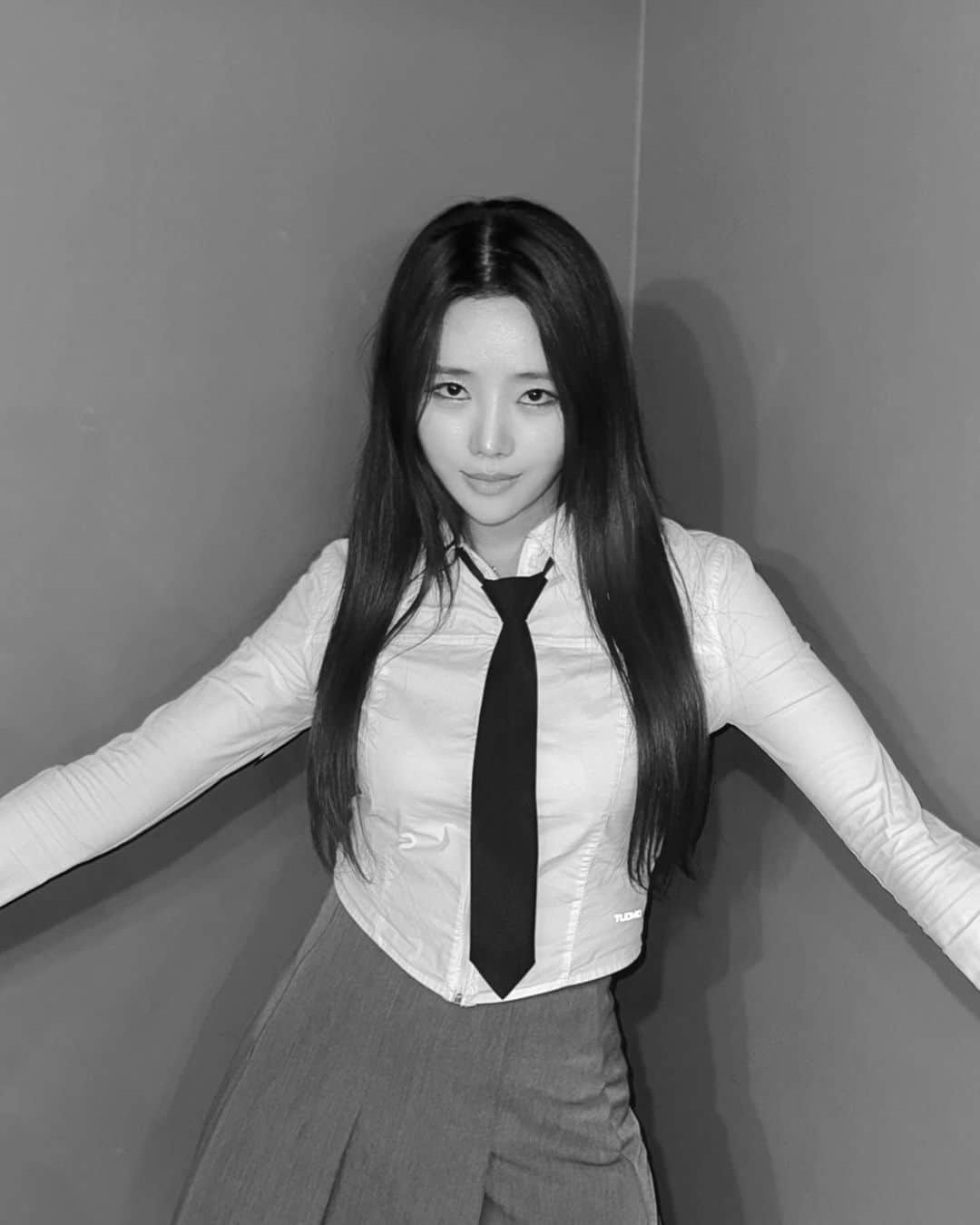 ジユルのインスタグラム：「입어? 벗어?   사진 고를 때 제일 #우유부단」