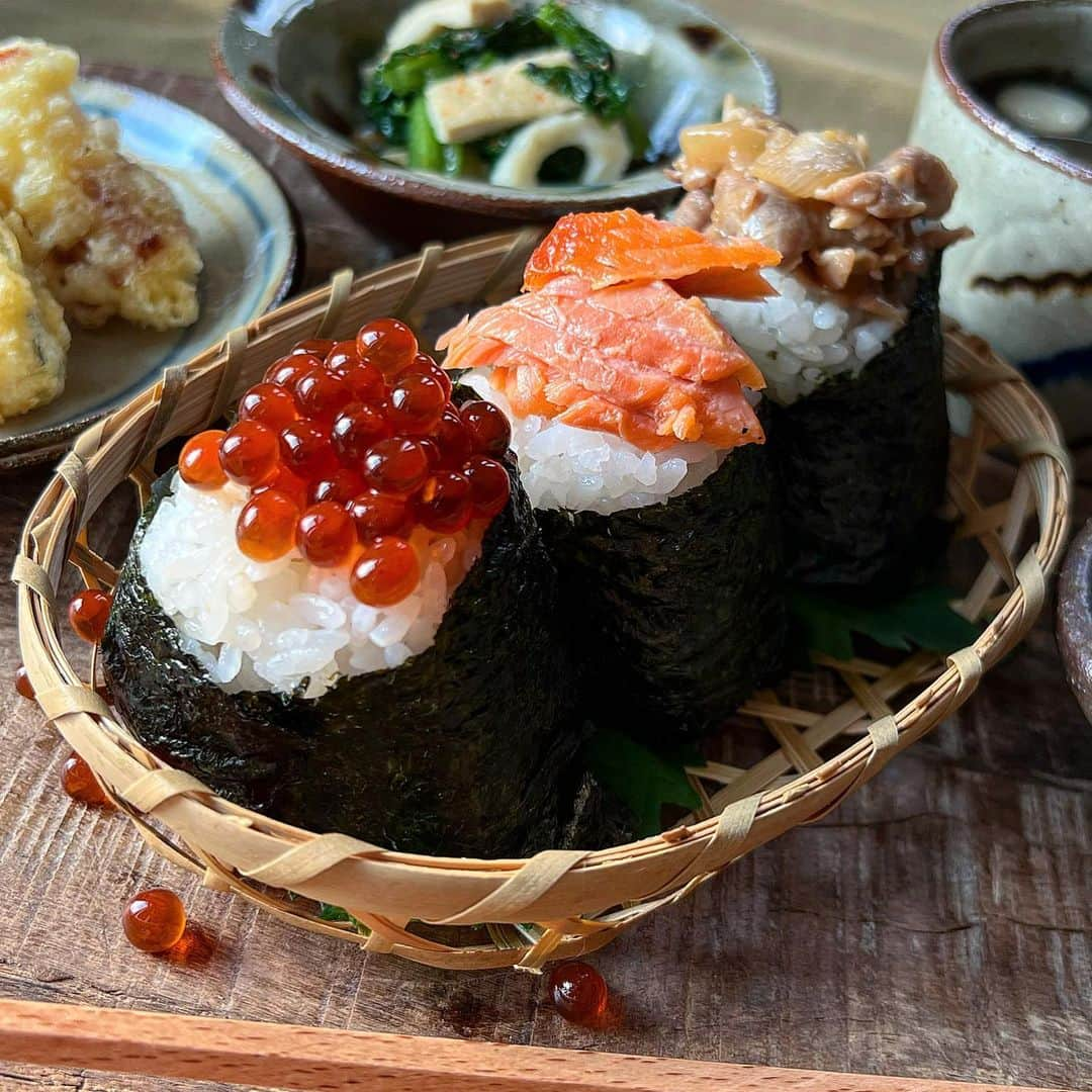 はらぺこのインスタグラム：「今日のお昼ごはん🍙  ♪いくらおにぎり ♪焼き鮭おにぎり ♪生姜焼きおにぎり ♪黒枝豆 ♪竹輪.かぼちゃ.さつまいもの天ぷら ♪小松菜のたいたん ♪お味噌汁  今日はお弁当の残り物で おにぎりランチにしました！  いくらの醤油漬けは 九州の少し甘めのお醤油を使って 漬けてみたら凄く濃厚で甘くて旨…😋  #お昼ごはん #おうちごはん #おうちごはんlover #おうちカフェ #おにぎり #おうち時間 #和食 #料理 #家庭料理 #おばんざい #食育 #onigiriaction #丁寧な暮らし #日々の暮らし #定食 #クロワッサン大人のうつわ部 #やちむん #沖縄 #豆皿 #器 #うつわ #深貝工房 #山本直毅 #天ぷら #黒枝豆 #筋子 #いくら #生姜焼き #常備菜 #野菜」