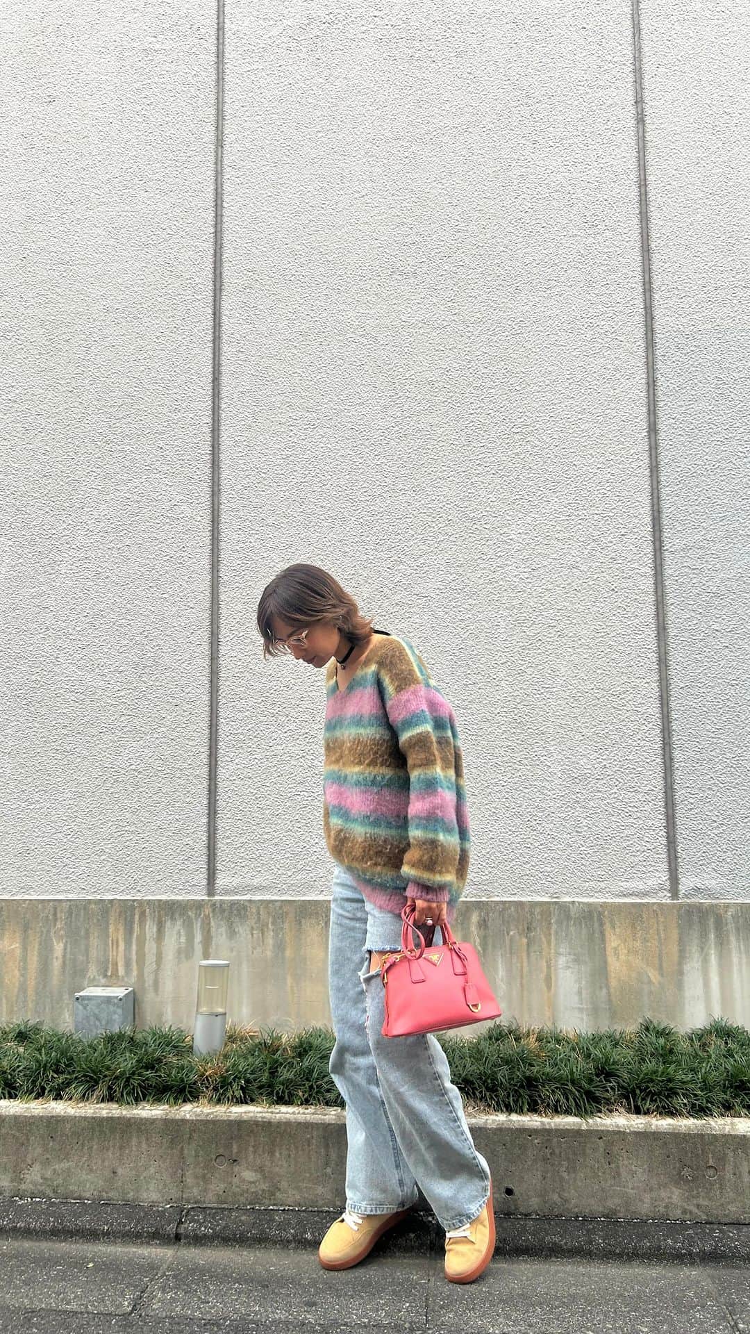 佐田真由美のインスタグラム：「祖母の言葉 歳を重ねるたびに服やお化粧の彩りを増やすのよ🌈 ネイルも怠ってはダメよ♡ #さだまゆコーデ  #color  #knit  #denim  #accessory  #prada  #pink」
