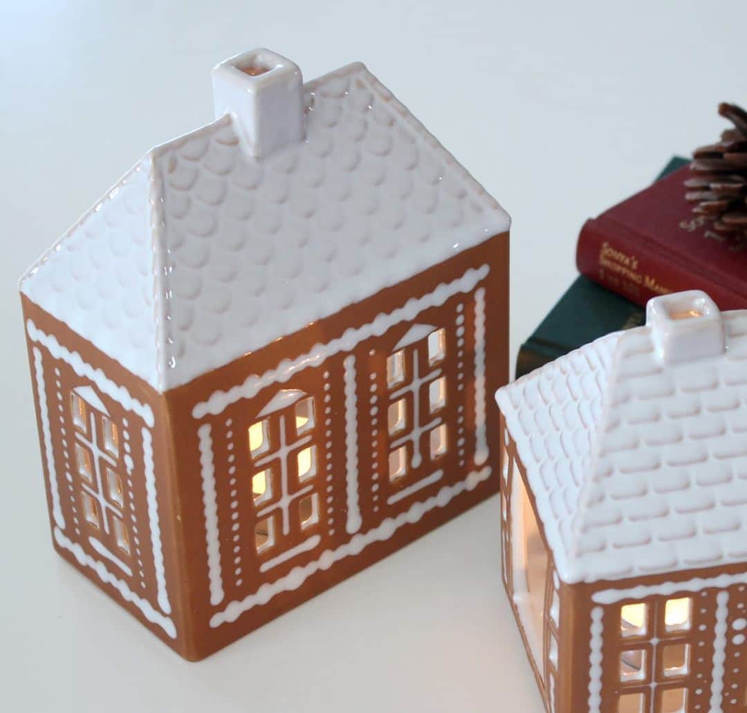 arekoreさんのインスタグラム写真 - (arekoreInstagram)「クリスマスを彩るキャンドルホルダーで、クリスマスの準備を始めませんか。  .  北欧のアパートメントや教会などの建物をモチーフにした人気シリーズ「アーバニア」から、クリスマスシーズンにぴったりのジンジャーブレッドハウスが登場しました。  .  デンマークでは、クリスマスの伝統的なクッキーとして知られるジンジャーブレッド。ジンジャーやシナモンなどのスパイスの効いた香りが漂えば、クリスマスが近いサインです。  .  ジンジャーブレッドをモチーフに作られたキャンドルホルダーは、アーバニアの持つ建物を忠実に再現した温かみのあるアイテム。  .  キャンドルを入れると窓から繊細なあたたかな光が漏れだし、お部屋に彩りを与えてくれます。  .  火を灯さずにオブジェとして飾ったり、お手持ちのクリスマスアイテムと並べて、北欧のクリスマスを堪能してみてはいかがでしょうか。  .  @arekore-market #arekore #暮らし #ていねいな暮らし #日々のこと #kahler #ケーラー #アーバニア #キャンドルホルダー #クリスマス #christmas #デンマーク #ジンジャーブレッド #オブジェ #北欧のクリスマス #ギフト #クリスマスシーズン #プレゼント #クリスマスギフト #クリスマスプレゼント」11月7日 18時00分 - arekore_market