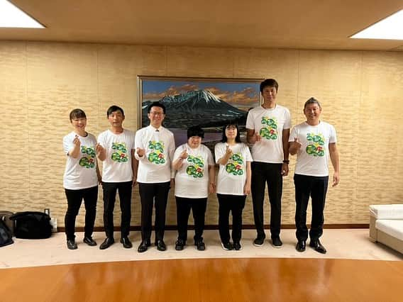 山本隆弘のインスタグラム：「鳥取すごい！ライド2023にて制作したバディーアートのTシャツデザインを手掛けてくれた、あかり広場のクリエイターと米子市長に表敬訪問して来ました。 またクリエイターが活動している施設にも御礼のご挨拶に行かせて頂きました。 #鳥取すごいライド  #鳥取県 #米子市 #あかり広場  #障害者との共生  #共生共存できる世の中に」