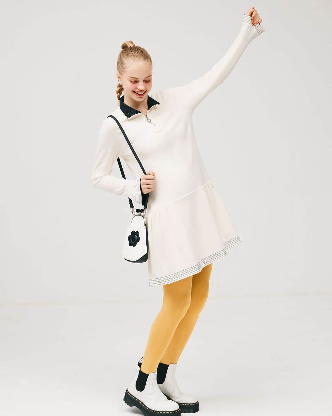 MARY QUANT officialのインスタグラム：「- #アーカイブローウエストワンピース - #スムースWサイドガマ口2WAYショルダー 10月下旬より順次展開 - タイツ、シューズはスタイリスト私物 - #MARYQUANT #2023WINTER #NEWITEMS #FASHION - #マリークヮント #ワンピース #ローウエスト  #ショルダーバッグ #ショルダー #バッグ」