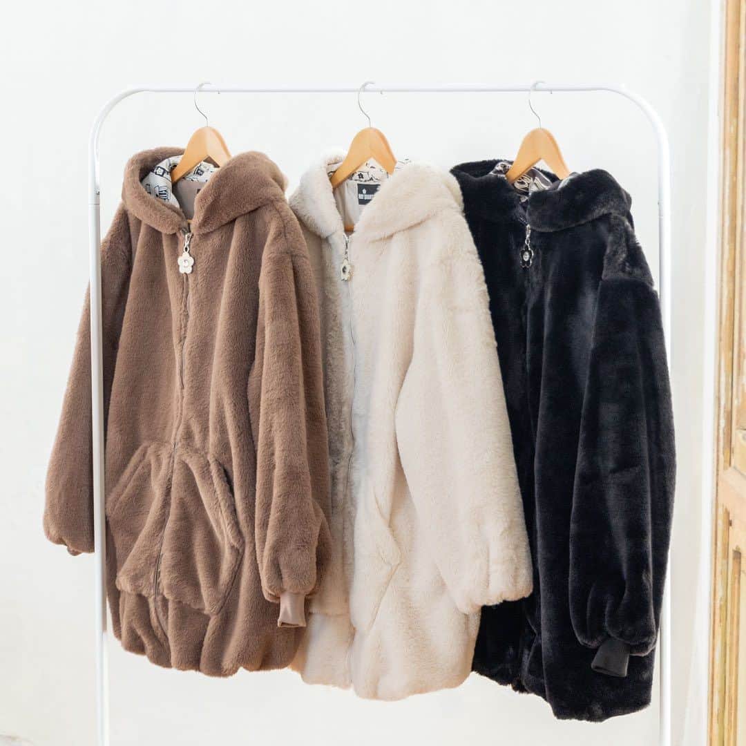 MARY QUANT officialのインスタグラム：「- #ビジューデイジーファーBIGパーカブルゾン - #MARYQUANT #2023WINTER #NEWITEMS #FASHION - #マリークヮント #ブルゾン #ファーブルゾン  #パーカブルゾン #アウター #ファー」