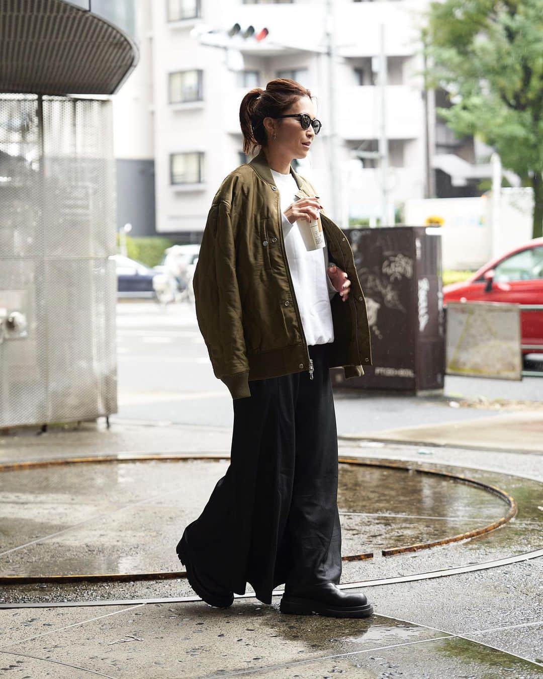 斎藤寛子さんのインスタグラム写真 - (斎藤寛子Instagram)「コラボアイテムの本音トーク長いです👀✍️  二つ目は、スウェット。  スウェットって、オシャレ着として買うなら、 どこのブランドで買おうか1番迷うところじゃないですか？？ 私は迷うんですね🤔  なぜなら、、。 いわゆるコスパが良い大量生産された ブランドスウェットを着ていたときに、街中で誰かとかぶると想像したら、、、、 ん〜、それは若い頃は全然よかったなーと。 むしろ流行りの服着てますという、一体感まで感じちゃう的な。  でも、大人になるとよりシンプルを求めているのに、 シンプルになればなるほど、部屋着に近づいちゃう。  そんな悩みが付いてくると思うんです。  だから、だからこそ！ 私は好きなブランドのきっと街中でそんなに被ることはないだろうスウェットを着たいんですね。(高い安いの価格は関係なくて)  自己満足の世界かもしれませんが、大人になると 「ここのブランドのこんなコンセプトのこーゆースウェットなんだ」という、気持ちがあるだけで、着ていて気持ちが良く、 高揚感まで出てくると思うんです。  少しの違いなんですが、私は @fourthirty_official のスウェットの生地が好きなんです。  そして、 @osmktmr の言葉が載ったスウェットを着る、 それだけで嬉しくて、満足なんです。  だから、着ていて楽しくなる。  そしてね、最後に、本音トークの奥深い、 私がブランドのスウェットを買う時の本音はね、、、🤫  最悪もし失敗したら、、、部屋着にできるか。 高級パジャマとして着れるとなると、逆に良いかもな🤔  という、最悪の事を考えたとしても、 なんだか大丈夫な気持ちになるんですw  これは「もしも似合わなかったら、気回せなかったら問題」に対して 自分に保険をはれるアイテムだから、 私はスウェットって相当優秀なアイテムだと思うんです。 (なんて、ブランドプロデューサーとして言っちゃダメかな😅ごめん)  だから、大人になった今は、スウェットはあえて好きなブランドの欲しいスウェットを買う。という選択に至るのです🙆‍♀️😂🩷  サイズ感は、MでもLでも 女性はどちらを着てもブカッとなります🙆‍♀️ なので、どちらでも可愛いです！ 男性は迷わずLです！  異性へのプレゼントにも、とても良いかと🥰  ユニセックスなので、 ご家族やご友人とシェアできるのも嬉しいところ！  是非、チェックしてみてくださいね！  @anieca_official オンラインにて 10/24(tue)20時より販売  ☟  兼ねてから430メンバーと交流のある 福岡在住のカリグラフィーアーティスト 北村　磨さん( @osmktmr )とのスペシャル企画  コラボアイテムは、北村さんが綴る文字がデザインされた スウェットとパーカーです。  文字に想いを乗せて綴る @osmktmr の カリグラフィーと430の洋服、 そしてANIECA @hiroko4life がANIECAアイテムとコーディネートして魅せるケミストリーを 是非、お楽しみください💐　  #fourthirty #anieca #北村麿　#osamukitamura #コラボ」10月25日 10時32分 - hiroko4life