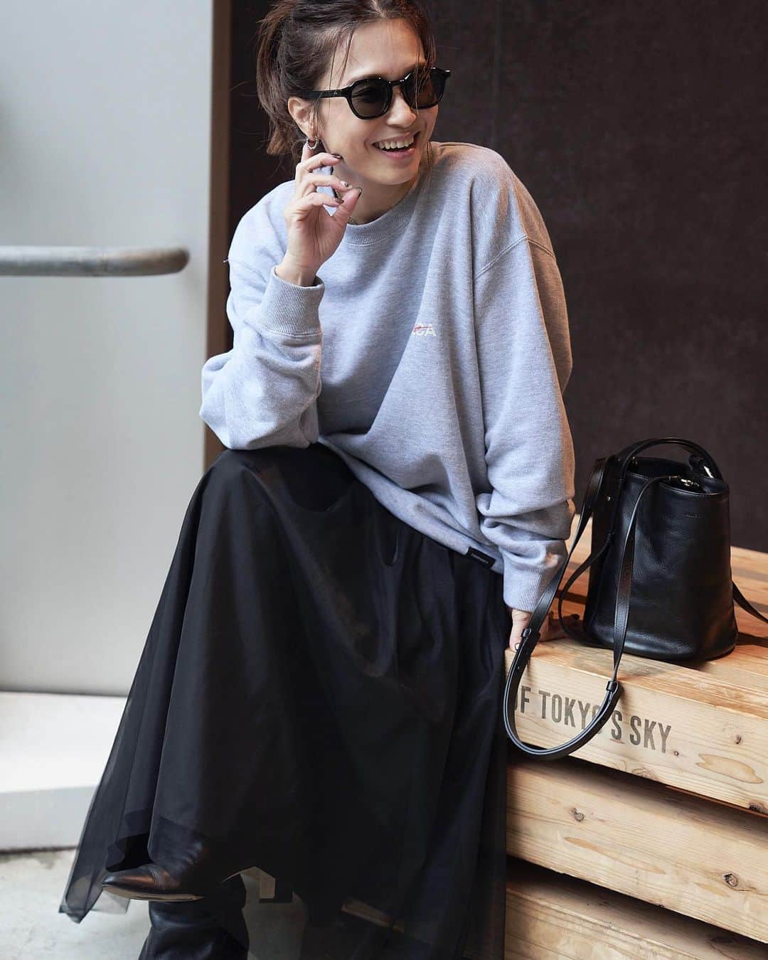 斎藤寛子のインスタグラム：「コラボアイテムの本音トーク長いです👀✍️  二つ目は、スウェット。  スウェットって、オシャレ着として買うなら、 どこのブランドで買おうか1番迷うところじゃないですか？？ 私は迷うんですね🤔  なぜなら、、。 いわゆるコスパが良い大量生産された ブランドスウェットを着ていたときに、街中で誰かとかぶると想像したら、、、、 ん〜、それは若い頃は全然よかったなーと。 むしろ流行りの服着てますという、一体感まで感じちゃう的な。  でも、大人になるとよりシンプルを求めているのに、 シンプルになればなるほど、部屋着に近づいちゃう。  そんな悩みが付いてくると思うんです。  だから、だからこそ！ 私は好きなブランドのきっと街中でそんなに被ることはないだろうスウェットを着たいんですね。(高い安いの価格は関係なくて)  自己満足の世界かもしれませんが、大人になると 「ここのブランドのこんなコンセプトのこーゆースウェットなんだ」という、気持ちがあるだけで、着ていて気持ちが良く、 高揚感まで出てくると思うんです。  少しの違いなんですが、私は @fourthirty_official のスウェットの生地が好きなんです。  そして、 @osmktmr の言葉が載ったスウェットを着る、 それだけで嬉しくて、満足なんです。  だから、着ていて楽しくなる。  そしてね、最後に、本音トークの奥深い、 私がブランドのスウェットを買う時の本音はね、、、🤫  最悪もし失敗したら、、、部屋着にできるか。 高級パジャマとして着れるとなると、逆に良いかもな🤔  という、最悪の事を考えたとしても、 なんだか大丈夫な気持ちになるんですw  これは「もしも似合わなかったら、気回せなかったら問題」に対して 自分に保険をはれるアイテムだから、 私はスウェットって相当優秀なアイテムだと思うんです。 (なんて、ブランドプロデューサーとして言っちゃダメかな😅ごめん)  だから、大人になった今は、スウェットはあえて好きなブランドの欲しいスウェットを買う。という選択に至るのです🙆‍♀️😂🩷  サイズ感は、MでもLでも 女性はどちらを着てもブカッとなります🙆‍♀️ なので、どちらでも可愛いです！ 男性は迷わずLです！  異性へのプレゼントにも、とても良いかと🥰  ユニセックスなので、 ご家族やご友人とシェアできるのも嬉しいところ！  是非、チェックしてみてくださいね！  @anieca_official オンラインにて 10/24(tue)20時より販売  ☟  兼ねてから430メンバーと交流のある 福岡在住のカリグラフィーアーティスト 北村　磨さん( @osmktmr )とのスペシャル企画  コラボアイテムは、北村さんが綴る文字がデザインされた スウェットとパーカーです。  文字に想いを乗せて綴る @osmktmr の カリグラフィーと430の洋服、 そしてANIECA @hiroko4life がANIECAアイテムとコーディネートして魅せるケミストリーを 是非、お楽しみください💐　  #fourthirty #anieca #北村麿　#osamukitamura #コラボ」