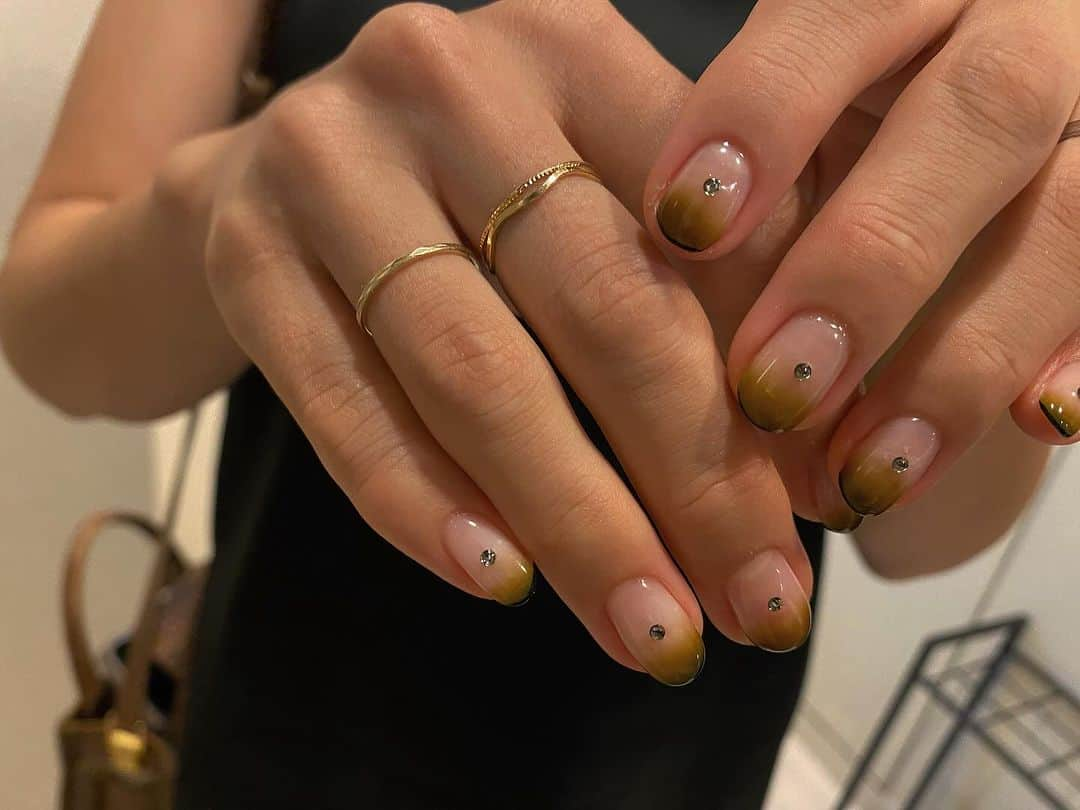 penelopeのインスタグラム：「.  gradation × line french nail  ダークなカラーでも挑戦しやすく おすすめのデザインです🍐  nail by  島田 【 @sao_uni721 】  #マツエク#カラーエクステ#カラーマツエク#パリジェンヌラッシュリフト#まつ毛パーマ#フラットラッシュ#ハリウッドブロウリフト#HBL#まつげパーマ  #表参道ネイル#ジェルネイル#ネイルデザイン#ニュアンスネイル#個性派ネイル#トレンドネイル#ワンカラーネイル＃艶ネイル#韓国ネイル#透け感ネイル#うるつやネイル#ワンホンネイル#グラデーションネイル#マグネットネイル#フレンチネイル#スートーンネイル #nail#nails#naildesign#nailart#네일아트#젤네일  当サイト内の文章・画像等の内容の無断転載及び複製等の 行為はご遠慮ください。」