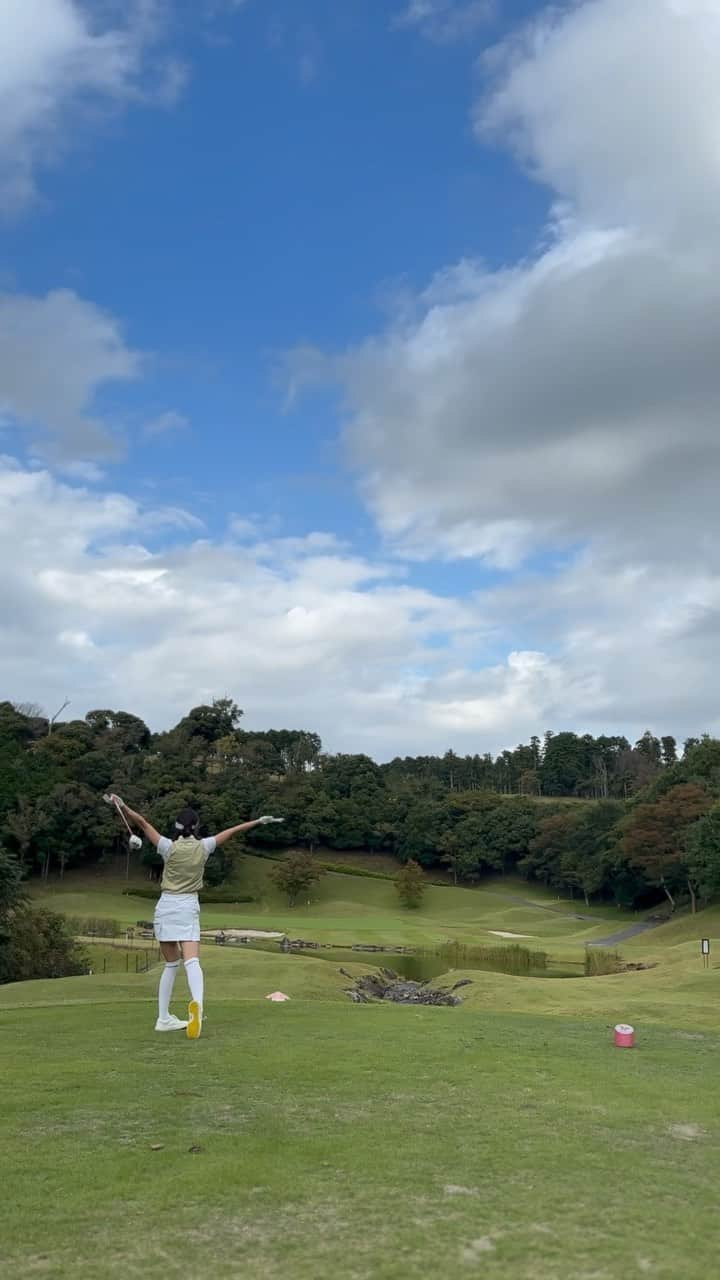 秋倉諒子のインスタグラム：「お久しぶりぶりのゴルフです⛳️ スコアはまぁまあ置いといて、めちゃ楽しかったぁ♡ 動画見るとフォーム…あれれれ？笑 練習と全然違う！？(という事で今日は練習。) でもなぜか前半5番UTさんがどんな時でも上手過ぎて笑いました🤣🤣👏 今回ドライバー250くらい飛んでてなんだかパワフル笑 でもグリーン周りも苦戦。難しいねぇ…🥺 みんなどうしてるか教えて〜！ 100ギリ目指して頑張るぞー！ まあやたんありがとうね☺️楽しかったね🎵  @maayamorinaga   なんか全部打った後ポーズ取るのなんなん。笑  #ゴールド木更津カントリークラブ  全身　@titleist @titleist_japan  #golf#golfing#ゴルフ#ゴルフ女子」