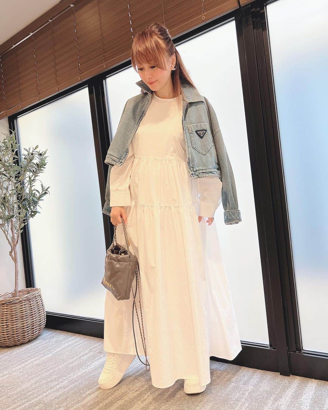 のインスタグラム：「coordinate この所スニーカー👟ばかり履いてます もーハイヒール👠履けないかも😅  #coordinate #白ワンピースコーデ  #足元スニーカー #ZARA #Gジャン #PRADA #楽ちんなワンピースがすき」
