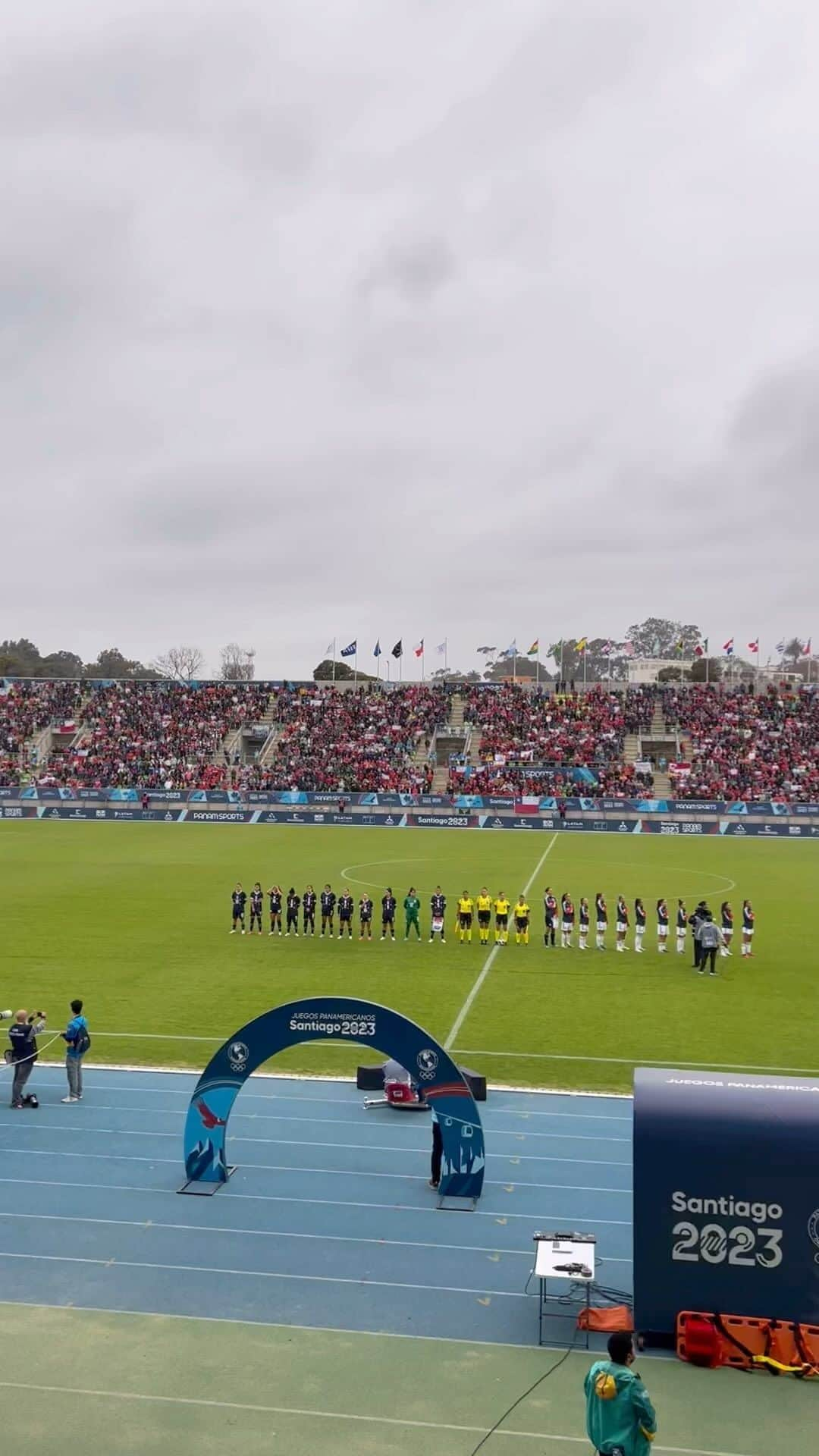 サッカーチリ代表チームのインスタグラム：「😍🇨🇱 El himno más lindo del mundo se escuchó increíble en el primer partido de #LaRojaFemenina en @santiago2023oficial 🔥  ¿Nos volvemos a ver mañana en Sausalito? 🏟️❤️  #SomosLaRoja」