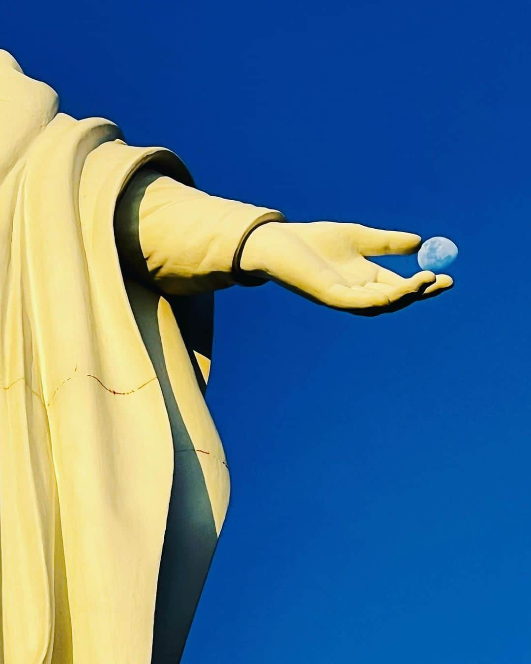 エリック・ラドフォードのインスタグラム：「I think this might be the coolest photo I’ve ever taken.   #photography #santiago #perspective #sancristobal #moon #photographer #chile」