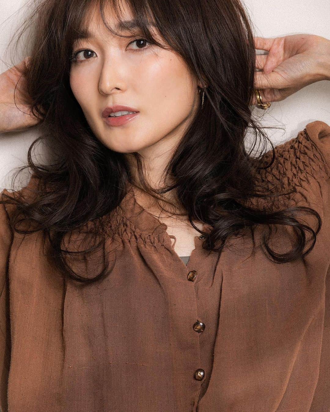 大澤有紗のインスタグラム：「🤎🧡🤎  🫶🏻@shumpeidanno @matsuda1212   #brown #portrait #hairstyles #curlyhair #longbangs #insta #instagood #instafashion #instalike」