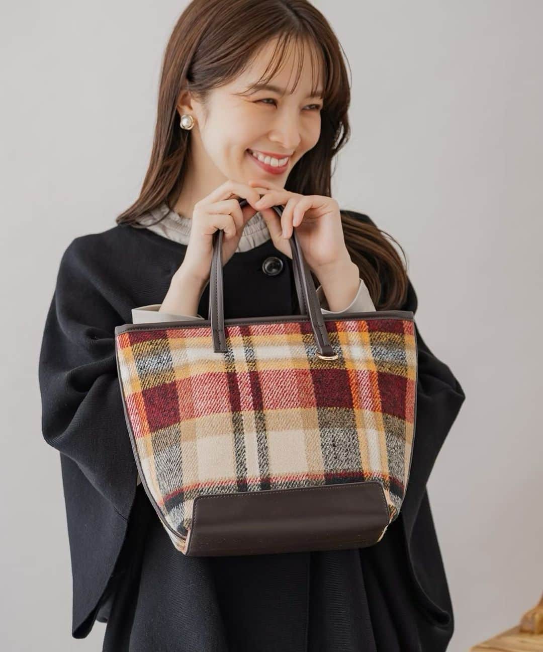 佐藤真瑚のインスタグラム：「⁡ ⁡ お仕事の繁忙期が落ち着いて 朝はゆっくり起きて、好きなごはんを作って ももことのんびりする時間が増えてきました。 ⁡ ももこの病気もだいぶ落ち着いてきて 年内には一旦治療が落ち着きそうです👏🏻 ⁡ ⁡ 11.12月は毎年お仕事が忙しくならないので お仕事のご依頼ものんびりお待ちしております📷」