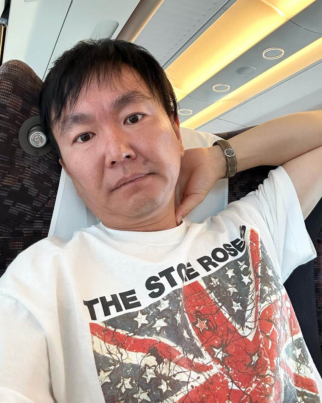 山内健司（かまいたち）のインスタグラム：「。 ベルベルジン遊歩道さんで買ったThe Stone RosesのTシャツ✋  oasisとかに影響を与えたバンドらしい🚴‍♀️  oasisは高校の時に聴いてたけど、The Stone Rosesは知らなかったなぁ🚗  ジョンソンの騎馬戦でoasisTシャツが危うくやられるとこだったが、奇跡の復活😂  良かったぁー😂😂😂  かなり寒くなってきたからもうTシャツもそろそろ限界かなぁ😂😂😂  #ヴィンテージTシャツ #thestoneroses  #ジョンソン #かまいたち山内」