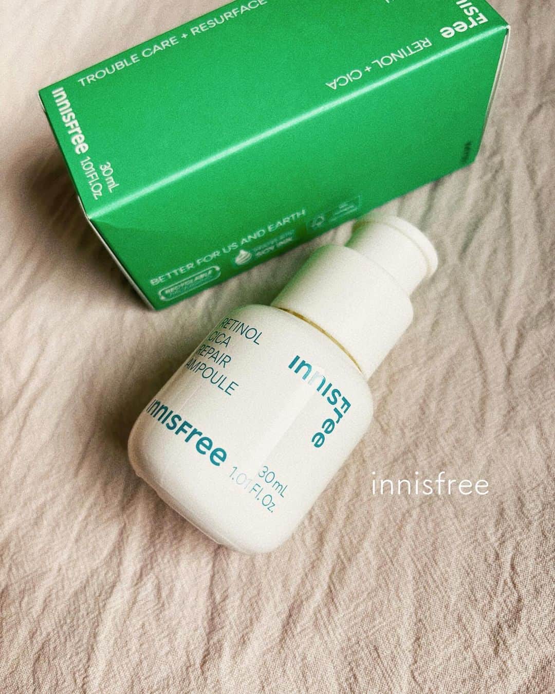 のインスタグラム：「. ⁡ イニスフリーのレチノール 使い始めて11ヶ月くらい経ちました🌿 ⁡ ⁡ レチノール×シカの低刺激処方 ⁡ レチノールが肌のキメにアプローチ シカが肌トラブル*にアプローチ *乾燥による肌荒れ　  ⁡ ⁡ 毎日使ってて肌の調子は良い感じ ちっちゃく見えるけどコスパも良いと思います ⁡ 私は夜にしか使ってないけど 日中使う時は日焼け止め必須⚠︎ ⁡ ⁡ 前回紹介した時からパッケージが変わって このまるっとした感じも慣れました◎笑 ⁡ ⁡ これからも使っていきます ⁡ ⁡ ⁡ ⁡ ⁡ ⁡ ⁡ ✔️イニスフリー レチノール シカ リペアセラム ⁡ #PR #innisfreejapan #イニスフリー #レチノールシカリペアセラム #レチノール #韓国コスメ #ベスコス #ベストコスメ」