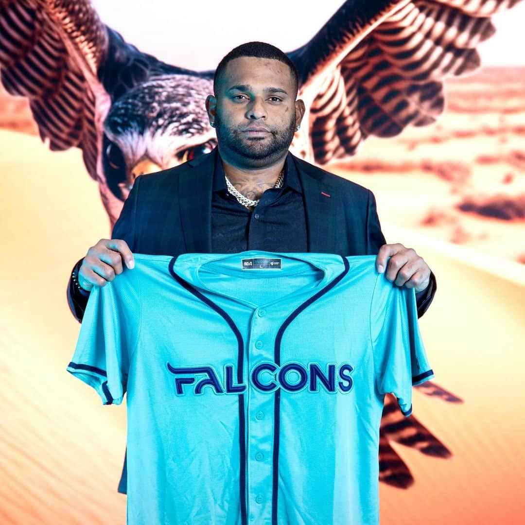 ニック・スウィシャーさんのインスタグラム写真 - (ニック・スウィシャーInstagram)「🐼 + 🦅 = @kfp48  #falconsbaseball #dubai #baseballunited」10月25日 10時45分 - yourboyswish