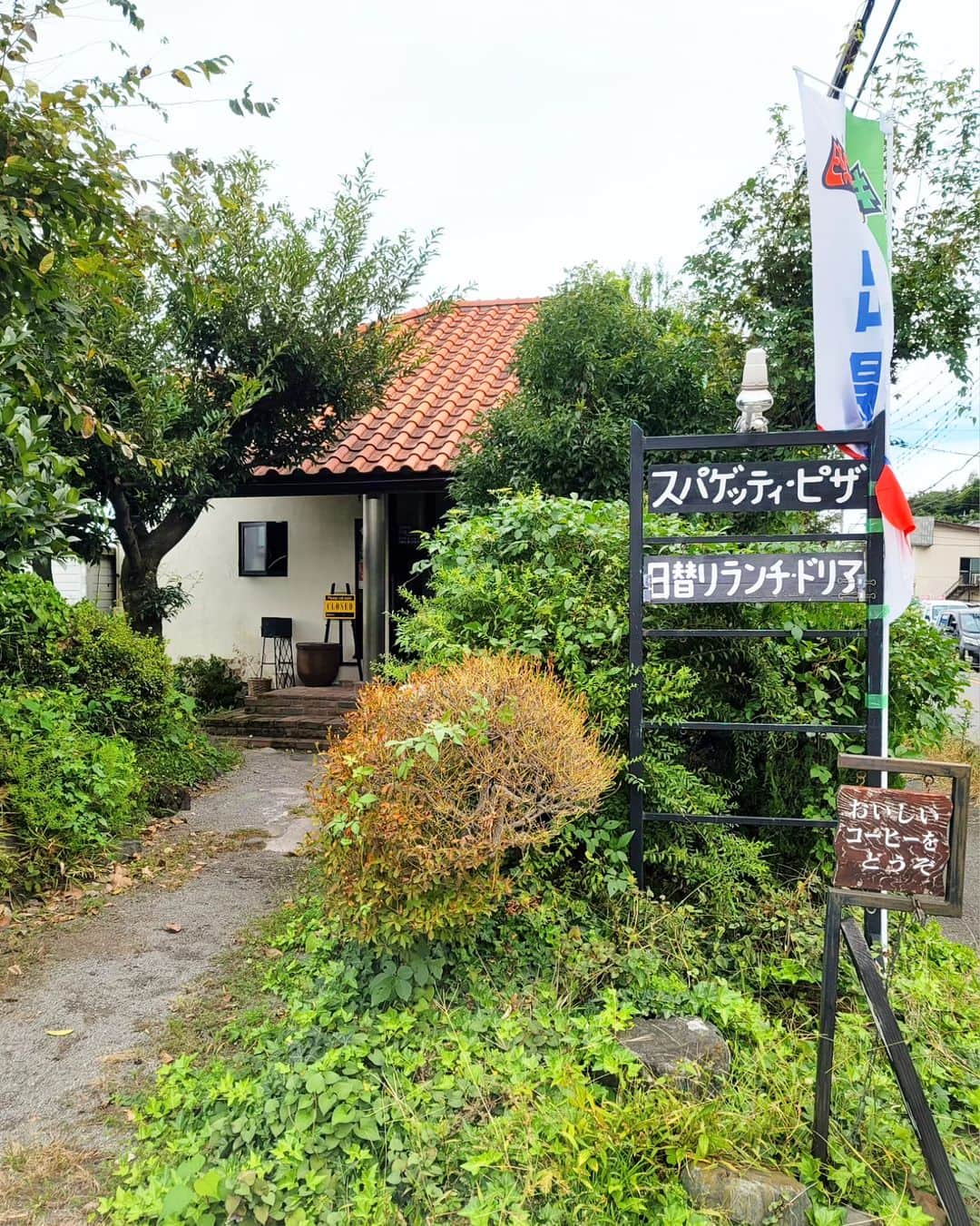 石関友梨さんのインスタグラム写真 - (石関友梨Instagram)「KOP出場店紹介🇮🇹辛味・酸味・塩気・甘味が1皿で味わえるオーケストラパスタ‼️  【ぽぷら】 懐かしのカレークリーム〜自家製梅酢大根を添えて〜  祖母のレシピを代々受け継ぎ守りながらも 現代風にアレンジ✨⁡ ⁡ ぽぷら人気の自家製ベシャメルソースを 懐かしカレーを合わせたソース！  まろやかなカレー風で奥行きのあるクリーミーさ カラフルで様々な食材とパスタを絡めて食べていくと パリッとウインナーやシャキシャキのガーリック蓮根 パプリカやコーンと食感も味わいも 1口1口新鮮で楽しいです🎶  決めてはこの"梅酢大根"‼️ ピクルスや福神漬けとはまた違って⁡⁡ ⁡甘さ＆酸味が凄く⁡アクセントになって⁡ ⁡このパスタと合う〜💕︎  榛名町で育った直径5cmのとっても大きな梅で 甘酸っぱく果物みたいにフルーティーな梅ぼしなんです⁡ ⁡ それをスライスした大根と合わせてさっぱりとした 梅酢大根✨バクバク食べたい味わいです😍  カレークリームはお子様でも食べれ るクリーミースパイスです💡  パスタもほんのりカレー色に染められて ほっこり美味しい懐かしいけど新感覚なパスタです❤  ◆＊◇＊◆＊◇＊◆＊◇＊◆＊◇＊◆＊◇＊◆＊◇＊◆  【珈琲ぽぷら】 群馬県高崎市大島町269-1 @popula_1975   営業時間 11:00-15:30 定休日  月曜日・第1・第3火曜日  〖店舗紹介〗旧榛名町に存在した、祖母の時代から続く喫茶店「ぽぷら」。純喫茶的な造りのお店内には当時の食器類も健在するなど、昭和レトロな空間が広がっています。ナポリタングラタンスパゲティやドリアなど特製ベシャメルソースを使ったランチから、旬な果物のスイーツがとても人気です。地産地消の取り組みは時代を経ても変わらず、契約農家からの無農薬野菜を中心に使用しています。地場の農園から仕入れる新鮮で旬な果物を、加工することなく素材の味そのままで提供するスイーツたちは、古くから多くのお客様に愛されています。  🌼他おすすめパスタ🌼 「ナポリタングラタンスパゲティ」  ◆＊◇＊◆＊◇＊◆＊◇＊◆＊◇＊◆＊◇＊◆＊◇＊◆  👑キングオブパスタ2023👑 高崎市「もてなし広場」10:00〜16:00開催！   高崎駅西口から徒歩10分程 駐車場はお近くの有料駐車場にお願い致します  1枚のチケットで5食のパスタを食べ比べ 美味しかった＆お気に入りパスタに投票してください🇮🇹  今年は学割＆午後券を導入してみました💡 (午後券は売り切れ店が出る場合をご了承ください)  前売りチケットや詳細は「キングオブパスタHP」にて @kingofpasta」10月25日 10時46分 - yurimorico